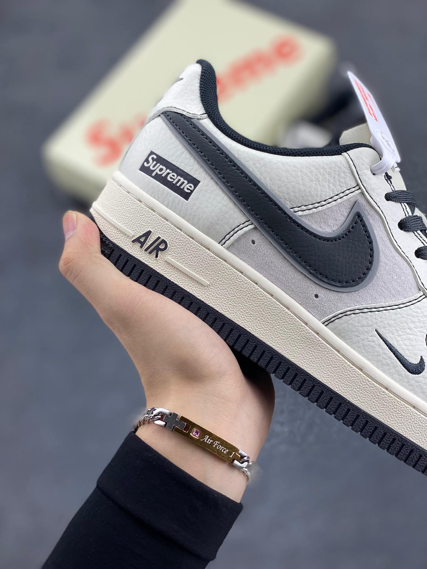 图片[6]-NIke Air Force 1 ‘07 Low “Supreme联名—米白灰猪八”空军一号 低帮 运动鞋 休闲鞋 折边针车 工艺难度大 原楦头原纸板 原装鞋盒 定制五金配件 内置全掌气垫 原厂鞋底 货号：XZ6188-018 尺码：36 36.5 37.5 38 38.5 39 40 40.5 41 42 42.5 43 44 44.5 45-选品中心