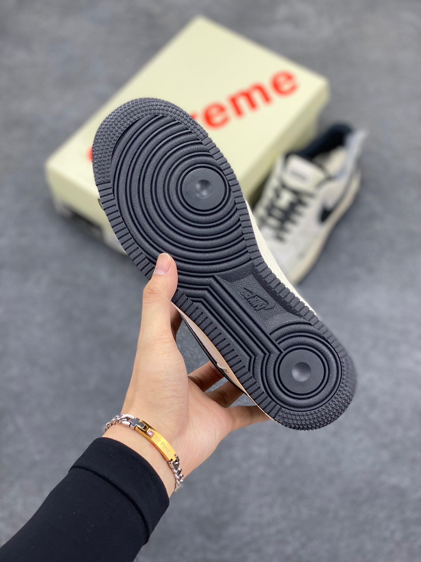 图片[5]-NIke Air Force 1 ‘07 Low “Supreme联名—米白灰猪八”空军一号 低帮 运动鞋 休闲鞋 折边针车 工艺难度大 原楦头原纸板 原装鞋盒 定制五金配件 内置全掌气垫 原厂鞋底 货号：XZ6188-018 尺码：36 36.5 37.5 38 38.5 39 40 40.5 41 42 42.5 43 44 44.5 45-选品中心