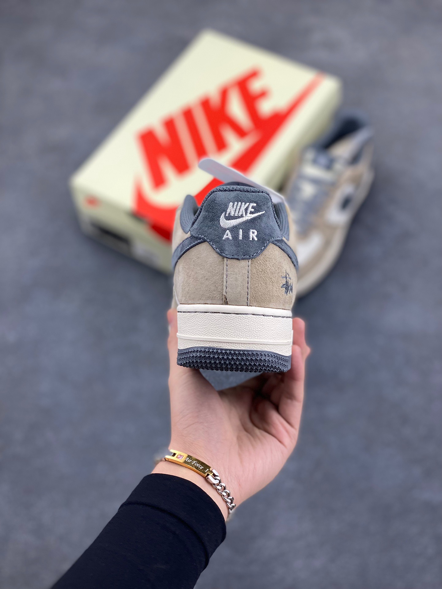 图片[4]-NIke Air Force 1 ‘07 Low “斯图西联名—羊皮棕”空军一号 低帮 运动鞋 休闲鞋 折边针车 工艺难度大 原楦头原纸板 原装鞋盒 定制五金配件 内置全掌气垫 原厂鞋底 货号：XZ6188-888 尺码：36 36.5 37.5 38 38.5 39 40 40.5 41 42 42.5 43 44 44.5 45-选品中心