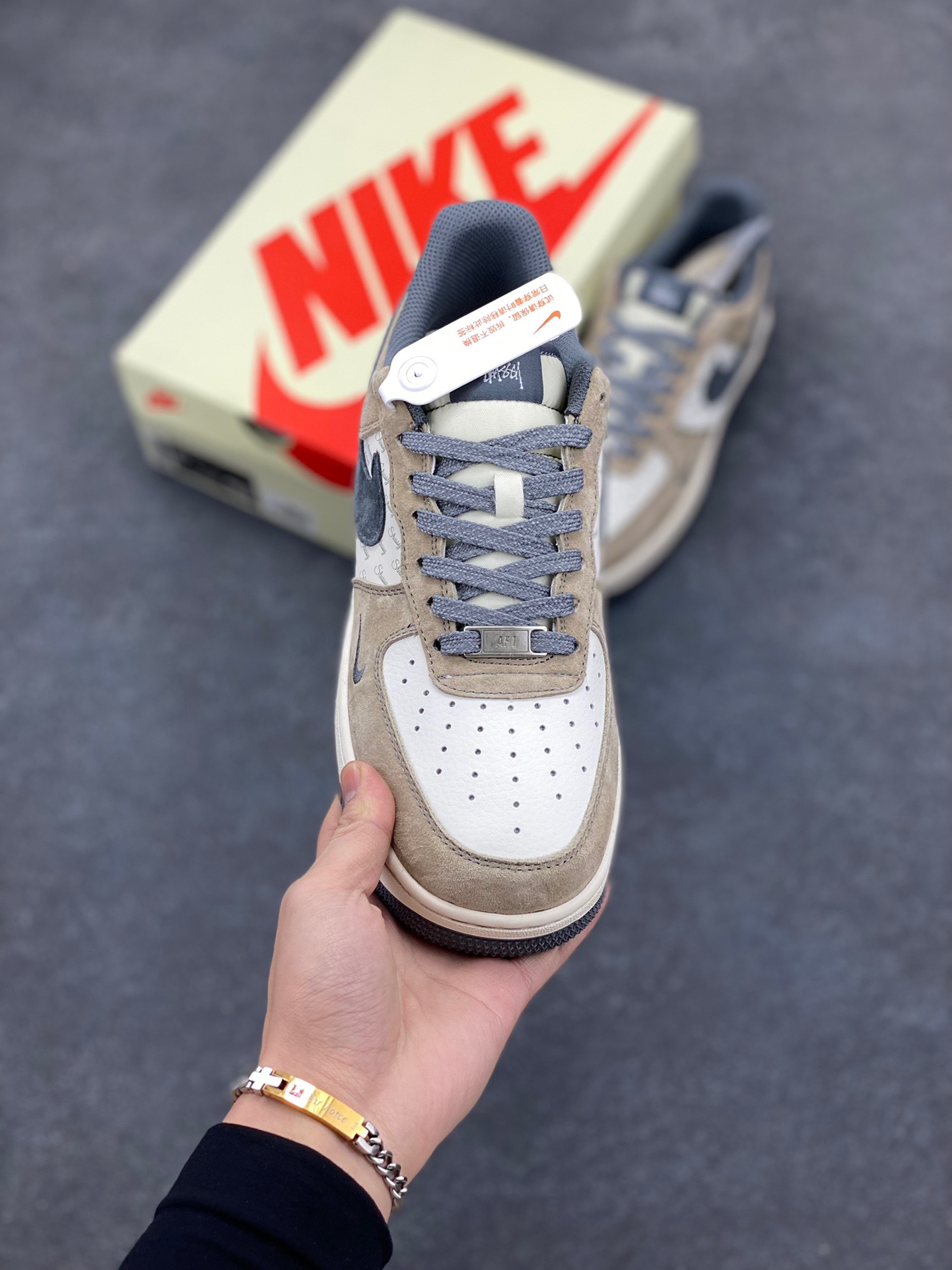 图片[2]-NIke Air Force 1 ‘07 Low “斯图西联名—羊皮棕”空军一号 低帮 运动鞋 休闲鞋 折边针车 工艺难度大 原楦头原纸板 原装鞋盒 定制五金配件 内置全掌气垫 原厂鞋底 货号：XZ6188-888 尺码：36 36.5 37.5 38 38.5 39 40 40.5 41 42 42.5 43 44 44.5 45-选品中心