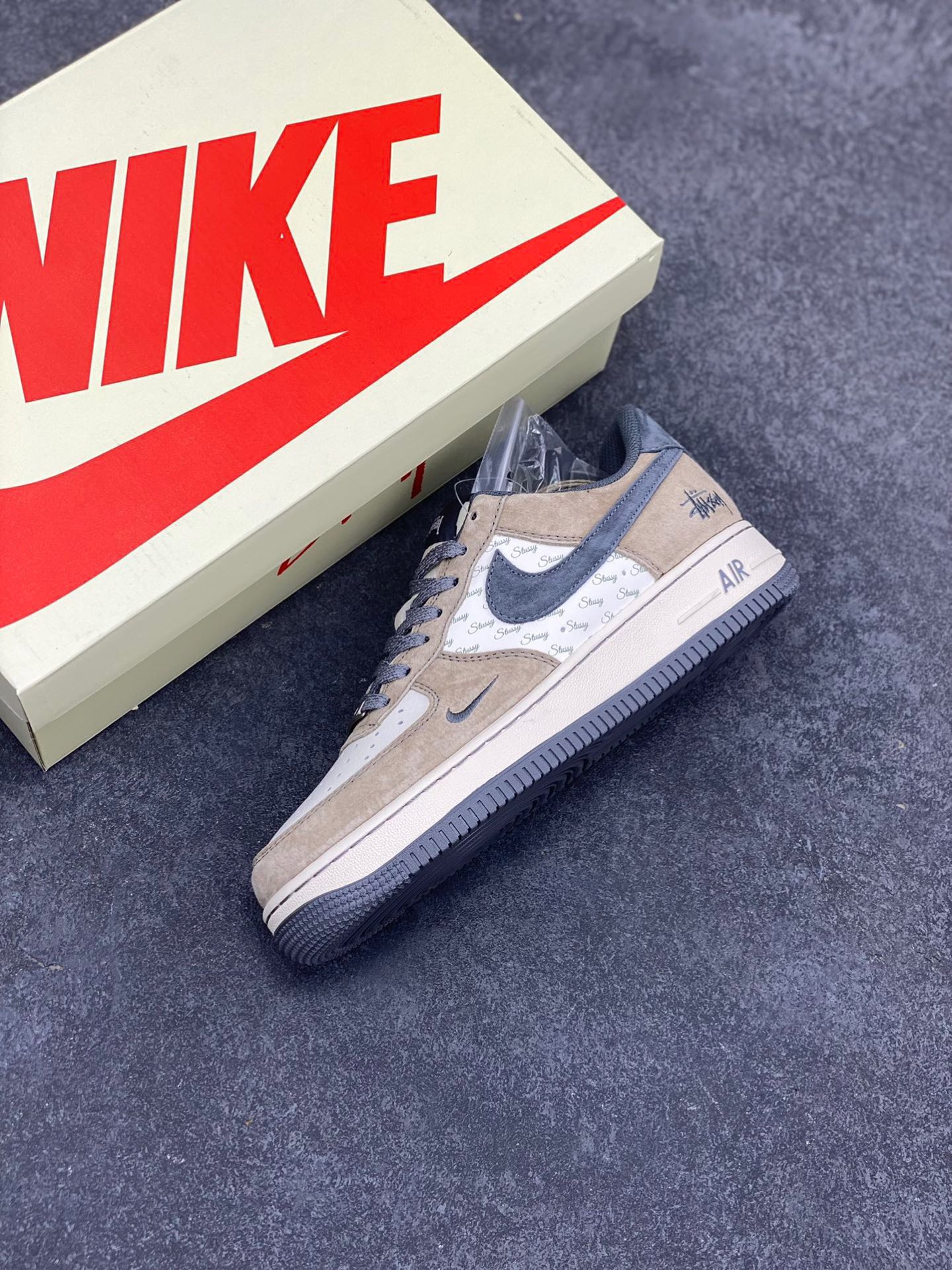 图片[7]-NIke Air Force 1 ‘07 Low “斯图西联名—羊皮棕”空军一号 低帮 运动鞋 休闲鞋 折边针车 工艺难度大 原楦头原纸板 原装鞋盒 定制五金配件 内置全掌气垫 原厂鞋底 货号：XZ6188-888 尺码：36 36.5 37.5 38 38.5 39 40 40.5 41 42 42.5 43 44 44.5 45-选品中心