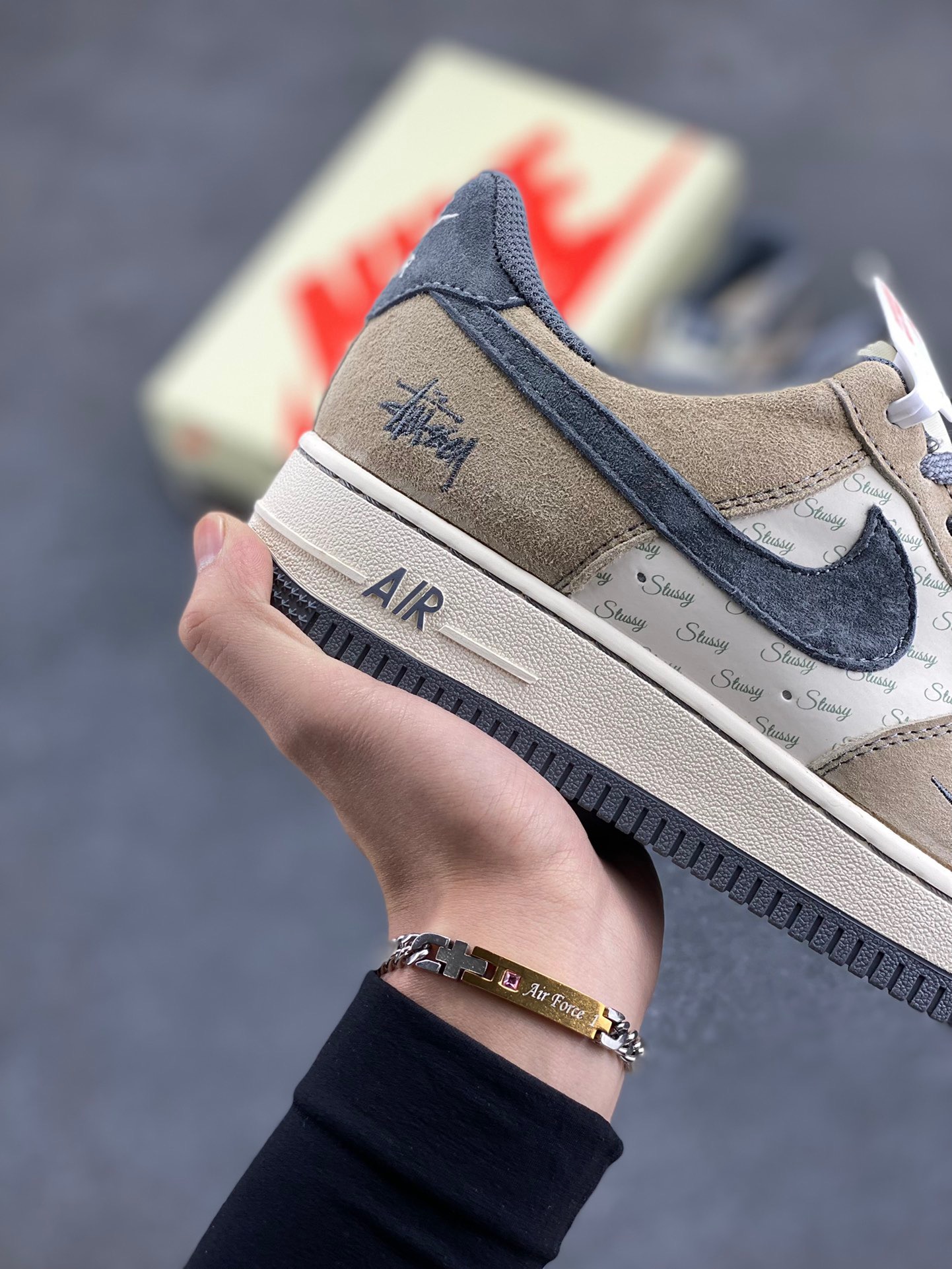 图片[6]-NIke Air Force 1 ‘07 Low “斯图西联名—羊皮棕”空军一号 低帮 运动鞋 休闲鞋 折边针车 工艺难度大 原楦头原纸板 原装鞋盒 定制五金配件 内置全掌气垫 原厂鞋底 货号：XZ6188-888 尺码：36 36.5 37.5 38 38.5 39 40 40.5 41 42 42.5 43 44 44.5 45-选品中心