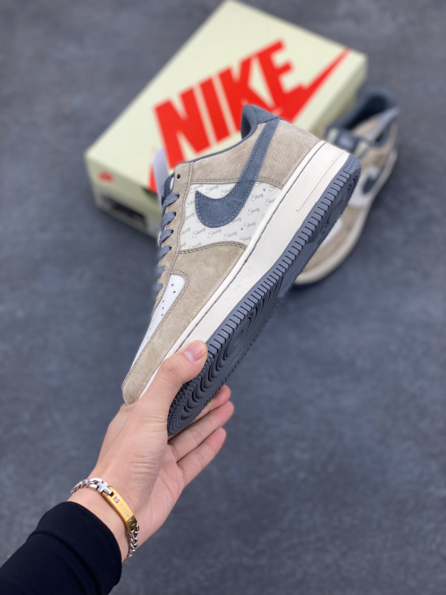 图片[3]-NIke Air Force 1 ‘07 Low “斯图西联名—羊皮棕”空军一号 低帮 运动鞋 休闲鞋 折边针车 工艺难度大 原楦头原纸板 原装鞋盒 定制五金配件 内置全掌气垫 原厂鞋底 货号：XZ6188-888 尺码：36 36.5 37.5 38 38.5 39 40 40.5 41 42 42.5 43 44 44.5 45-选品中心