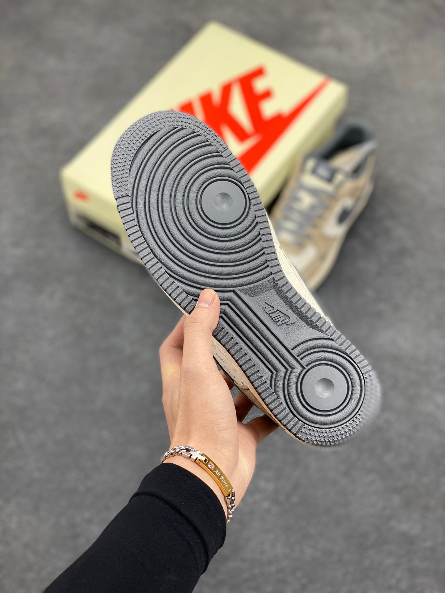 图片[5]-NIke Air Force 1 ‘07 Low “斯图西联名—羊皮棕”空军一号 低帮 运动鞋 休闲鞋 折边针车 工艺难度大 原楦头原纸板 原装鞋盒 定制五金配件 内置全掌气垫 原厂鞋底 货号：XZ6188-888 尺码：36 36.5 37.5 38 38.5 39 40 40.5 41 42 42.5 43 44 44.5 45-选品中心