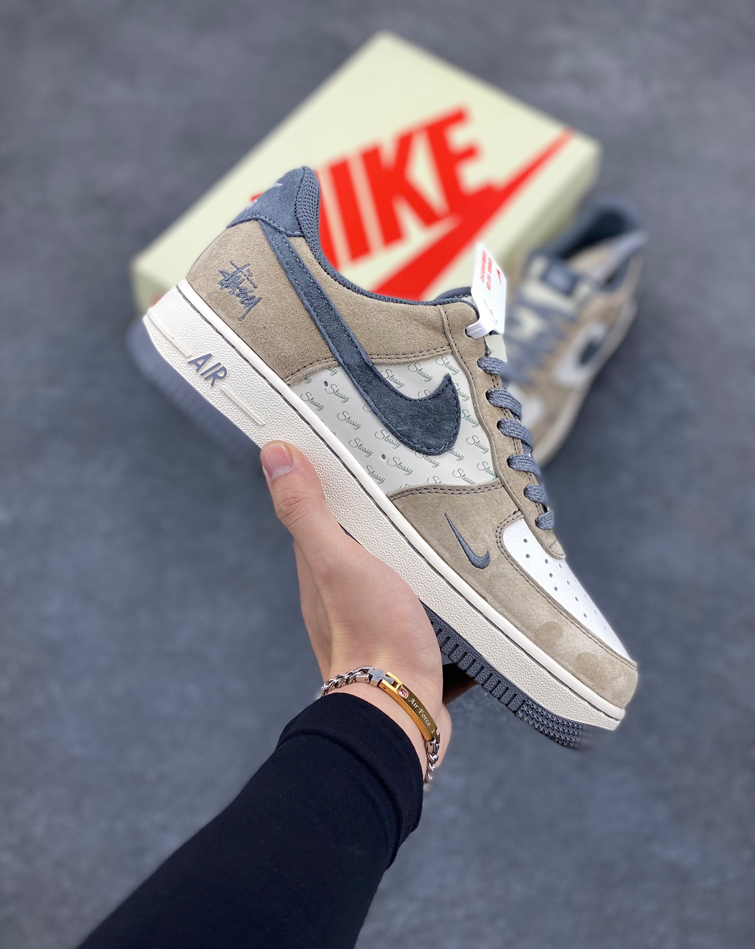 NIke Air Force 1 ‘07 Low “斯图西联名—羊皮棕”空军一号 低帮 运动鞋 休闲鞋 折边针车 工艺难度大 原楦头原纸板 原装鞋盒 定制五金配件 内置全掌气垫 原厂鞋底 货号：XZ6188-888 尺码：36 36.5 37.5 38 38.5 39 40 40.5 41 42 42.5 43 44 44.5 45-选品中心