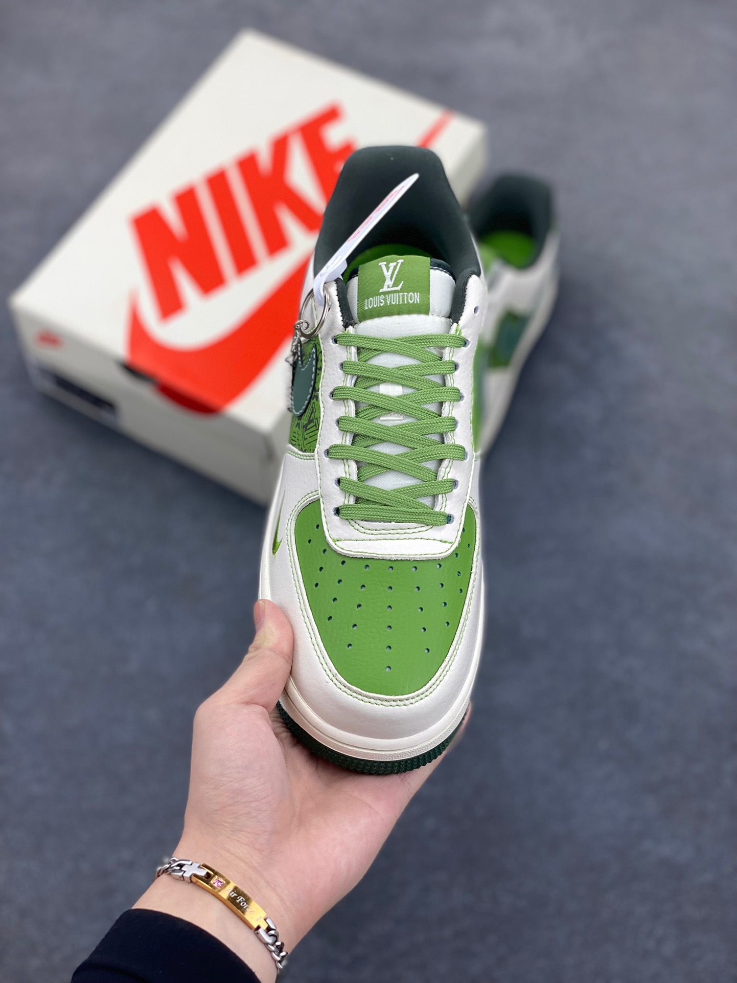图片[2]-NIke Air Force 1 ‘07 Low “LV联名——松石绿”空军一号 低帮 运动鞋 休闲鞋 折边针车 工艺难度大 原楦头原纸板 原装鞋盒 定制五金配件 内置全掌气垫 原厂鞋底 货号：KK1988-086 尺码：36 36.5 37.5 38 38.5 39 40 40.5 41 42 42.5 43 44 44.5 45-选品中心