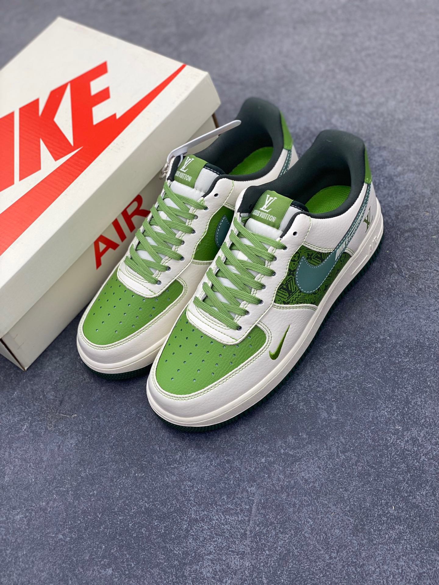 图片[8]-NIke Air Force 1 ‘07 Low “LV联名——松石绿”空军一号 低帮 运动鞋 休闲鞋 折边针车 工艺难度大 原楦头原纸板 原装鞋盒 定制五金配件 内置全掌气垫 原厂鞋底 货号：KK1988-086 尺码：36 36.5 37.5 38 38.5 39 40 40.5 41 42 42.5 43 44 44.5 45-选品中心