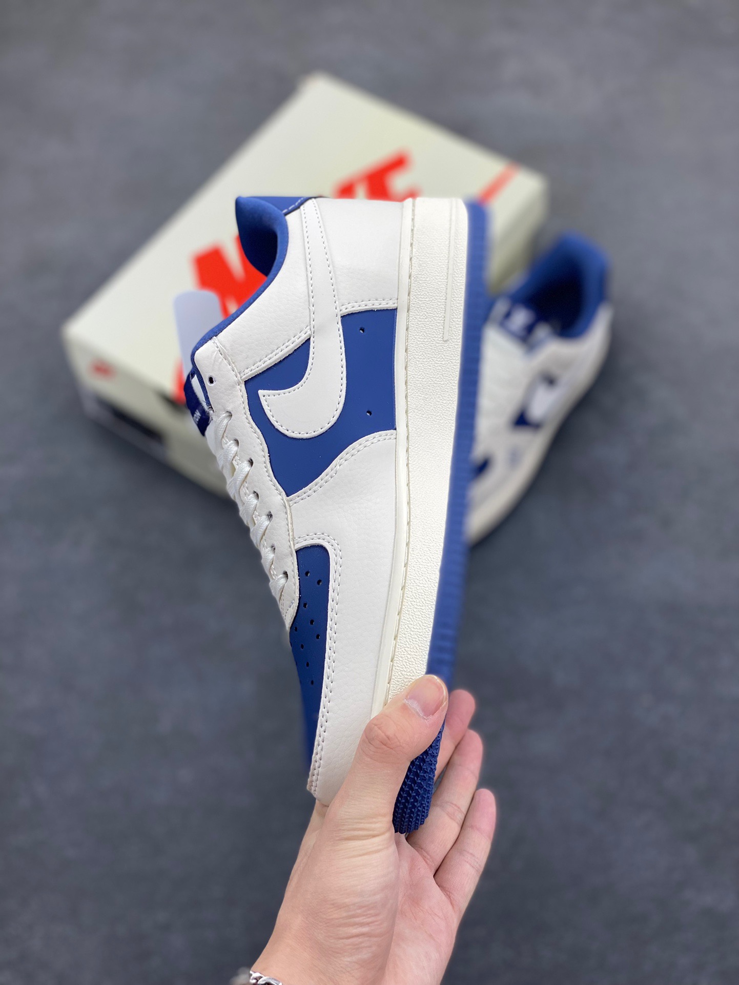 图片[3]-NIke Air Force 1 ‘07 Low “LV联名——米蓝Justdoit”空军一号 低帮 运动鞋 休闲鞋 折边针车 工艺难度大 原楦头原纸板 原装鞋盒 定制五金配件 内置全掌气垫 原厂鞋底 货号：KK1988-084 尺码：36 36.5 37.5 38 38.5 39 40 40.5 41 42 42.5 43 44 44.5 45-选品中心