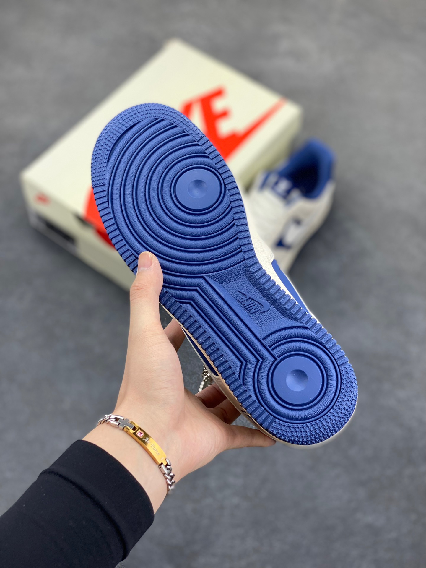 图片[5]-NIke Air Force 1 ‘07 Low “LV联名——米蓝Justdoit”空军一号 低帮 运动鞋 休闲鞋 折边针车 工艺难度大 原楦头原纸板 原装鞋盒 定制五金配件 内置全掌气垫 原厂鞋底 货号：KK1988-084 尺码：36 36.5 37.5 38 38.5 39 40 40.5 41 42 42.5 43 44 44.5 45-选品中心