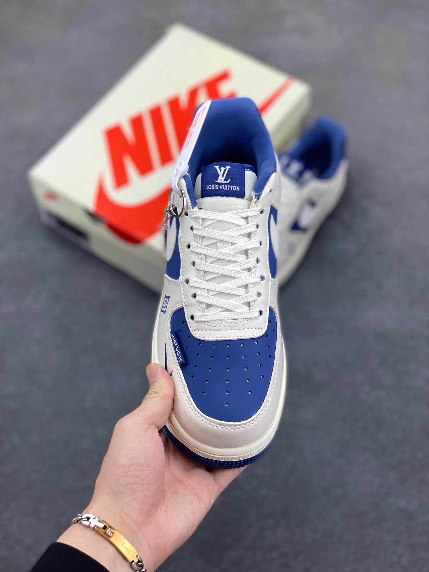 图片[2]-NIke Air Force 1 ‘07 Low “LV联名——米蓝Justdoit”空军一号 低帮 运动鞋 休闲鞋 折边针车 工艺难度大 原楦头原纸板 原装鞋盒 定制五金配件 内置全掌气垫 原厂鞋底 货号：KK1988-084 尺码：36 36.5 37.5 38 38.5 39 40 40.5 41 42 42.5 43 44 44.5 45-选品中心