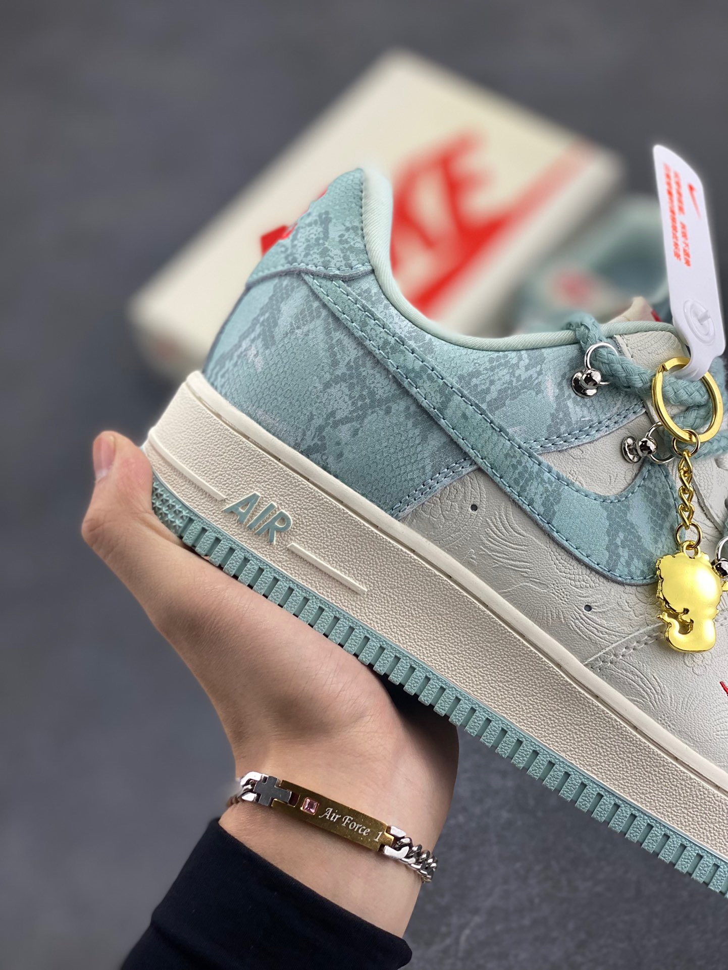 图片[6]-NIke Air Force 1 ‘07 Low “青蛇抽绳”空军一号 低帮 运动鞋 休闲鞋 折边针车 工艺难度大 原楦头原纸板 原装鞋盒 定制五金配件 内置全掌气垫 原厂鞋底 货号：KK1988-023 尺码：36 36.5 37.5 38 38.5 39 40 40.5 41 42 42.5 43 44 44.5 45-选品中心