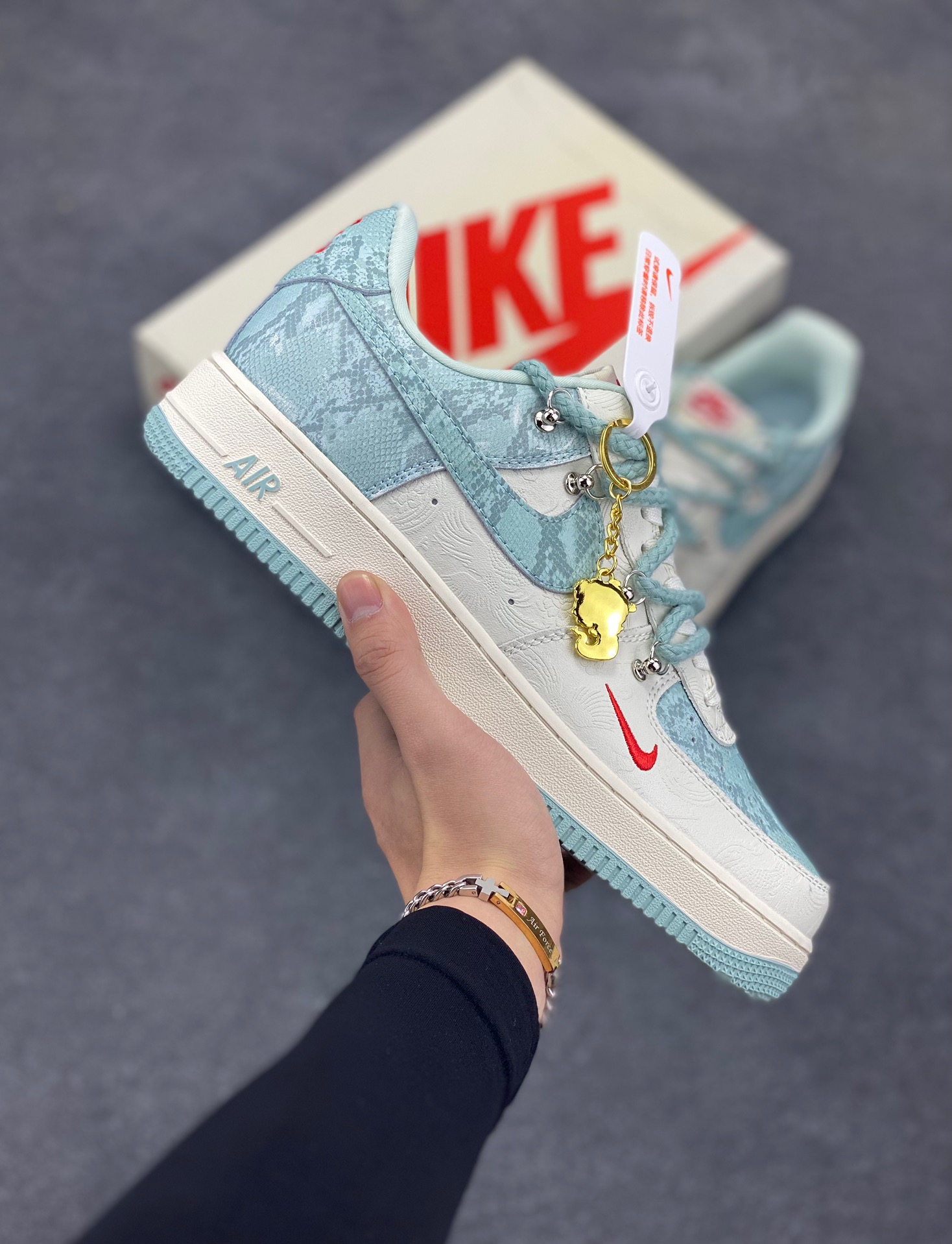 NIke Air Force 1 ‘07 Low “青蛇抽绳”空军一号 低帮 运动鞋 休闲鞋 折边针车 工艺难度大 原楦头原纸板 原装鞋盒 定制五金配件 内置全掌气垫 原厂鞋底 货号：KK1988-023 尺码：36 36.5 37.5 38 38.5 39 40 40.5 41 42 42.5 43 44 44.5 45-选品中心