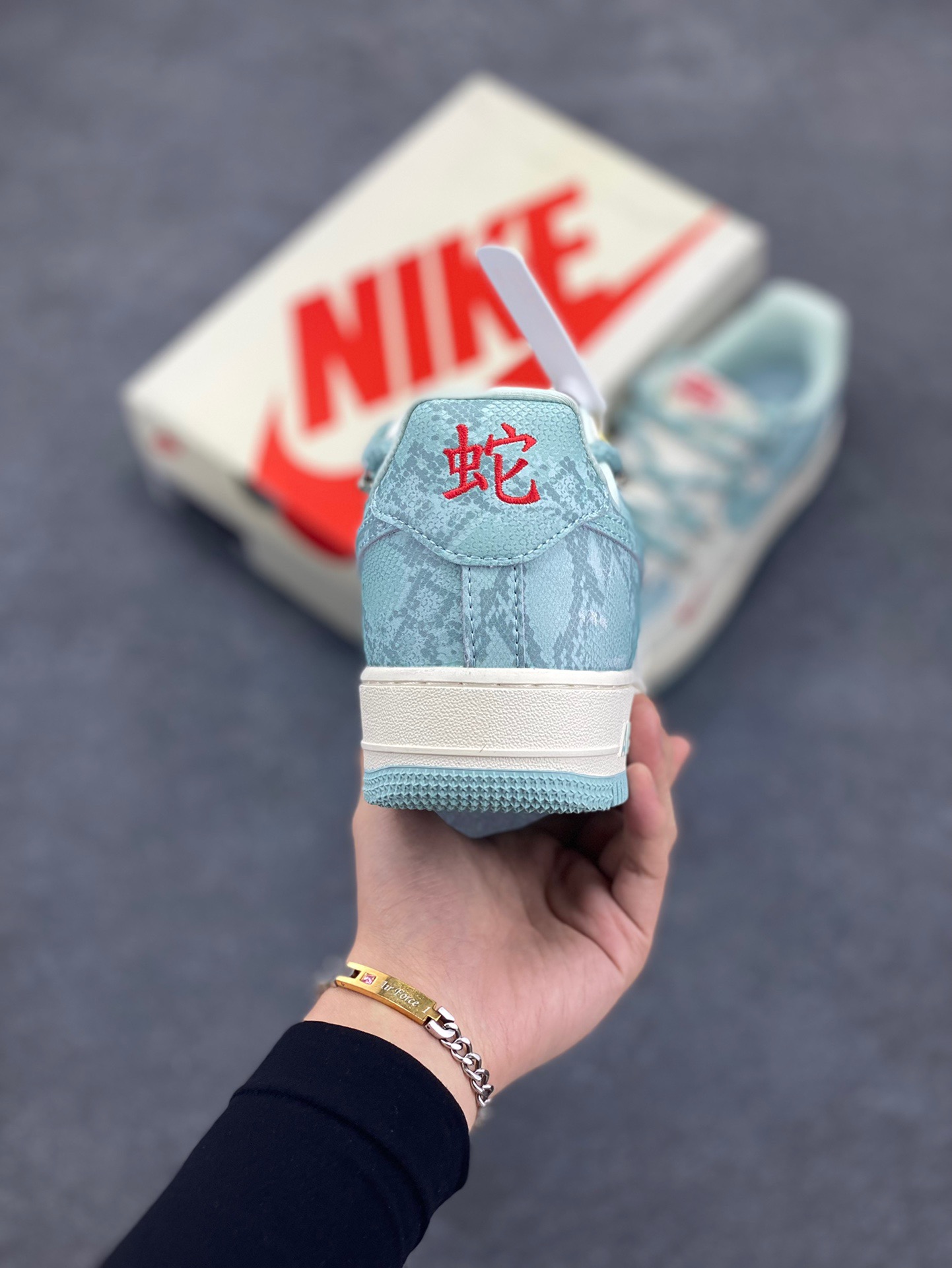 图片[4]-NIke Air Force 1 ‘07 Low “青蛇抽绳”空军一号 低帮 运动鞋 休闲鞋 折边针车 工艺难度大 原楦头原纸板 原装鞋盒 定制五金配件 内置全掌气垫 原厂鞋底 货号：KK1988-023 尺码：36 36.5 37.5 38 38.5 39 40 40.5 41 42 42.5 43 44 44.5 45-选品中心