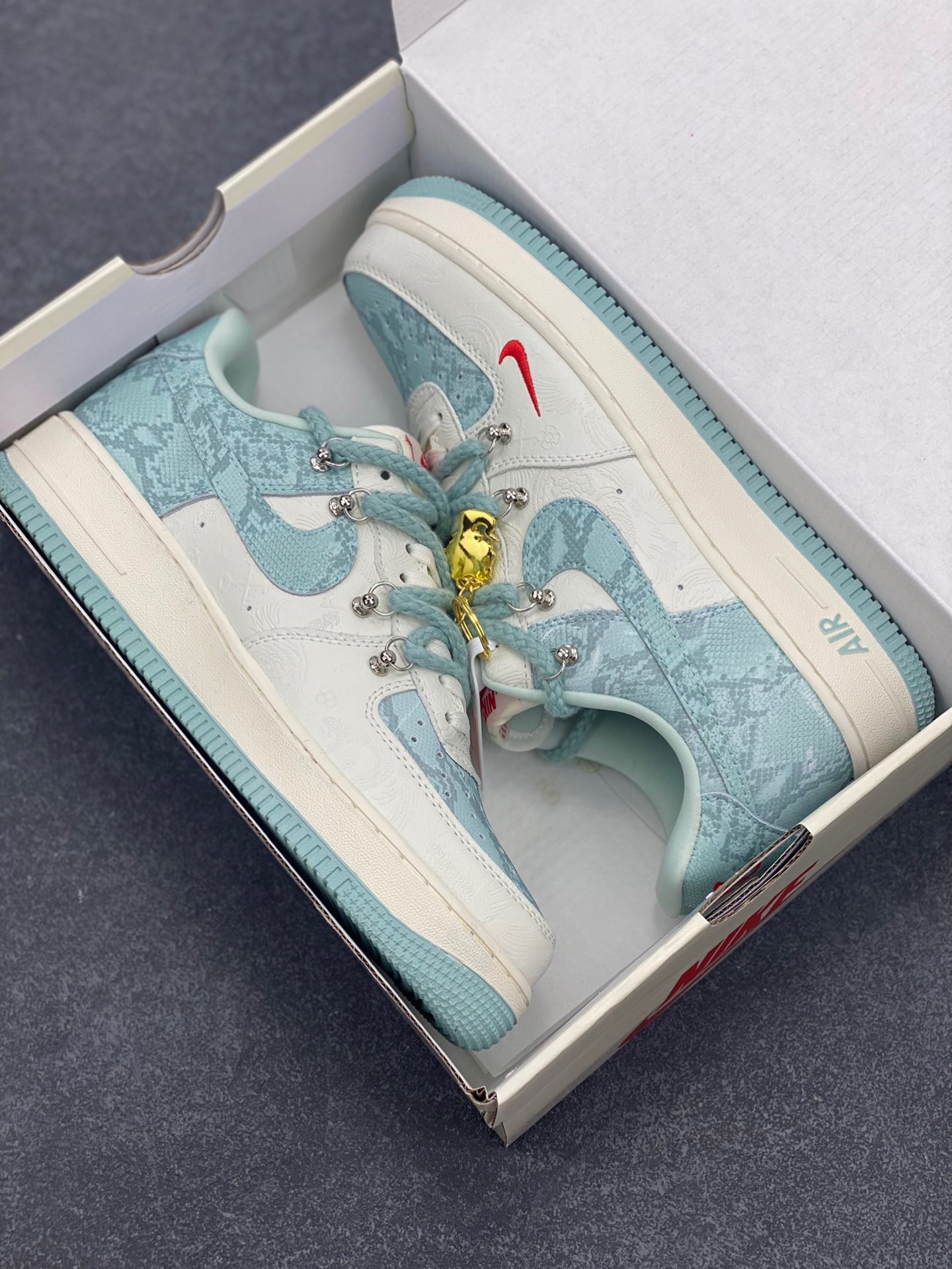 图片[9]-NIke Air Force 1 ‘07 Low “青蛇抽绳”空军一号 低帮 运动鞋 休闲鞋 折边针车 工艺难度大 原楦头原纸板 原装鞋盒 定制五金配件 内置全掌气垫 原厂鞋底 货号：KK1988-023 尺码：36 36.5 37.5 38 38.5 39 40 40.5 41 42 42.5 43 44 44.5 45-选品中心