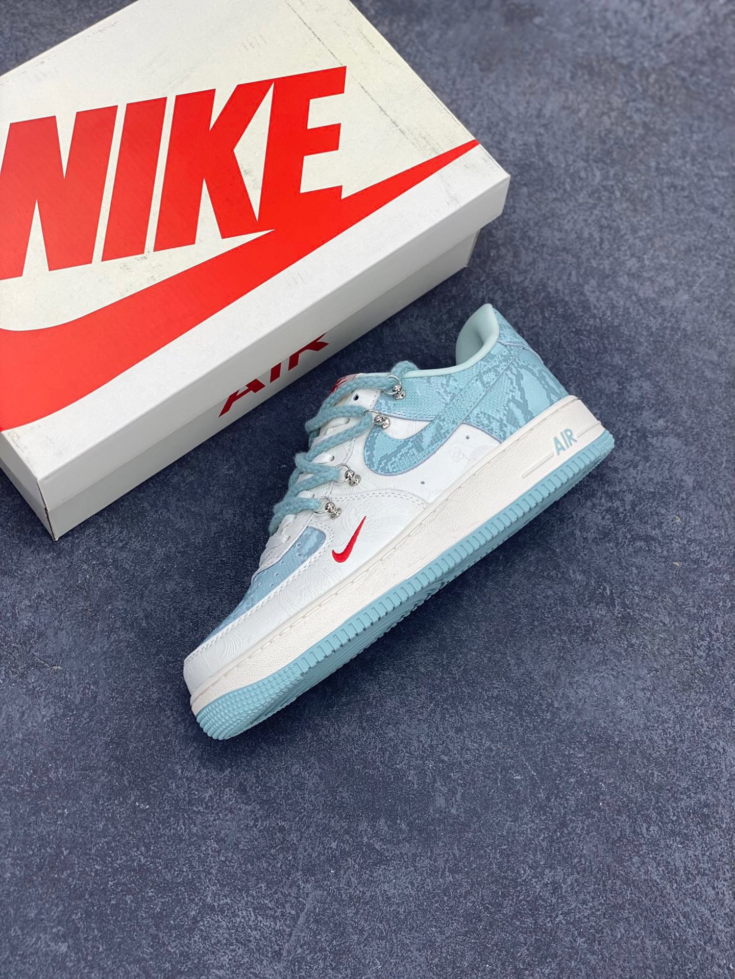 图片[7]-NIke Air Force 1 ‘07 Low “青蛇抽绳”空军一号 低帮 运动鞋 休闲鞋 折边针车 工艺难度大 原楦头原纸板 原装鞋盒 定制五金配件 内置全掌气垫 原厂鞋底 货号：KK1988-023 尺码：36 36.5 37.5 38 38.5 39 40 40.5 41 42 42.5 43 44 44.5 45-选品中心