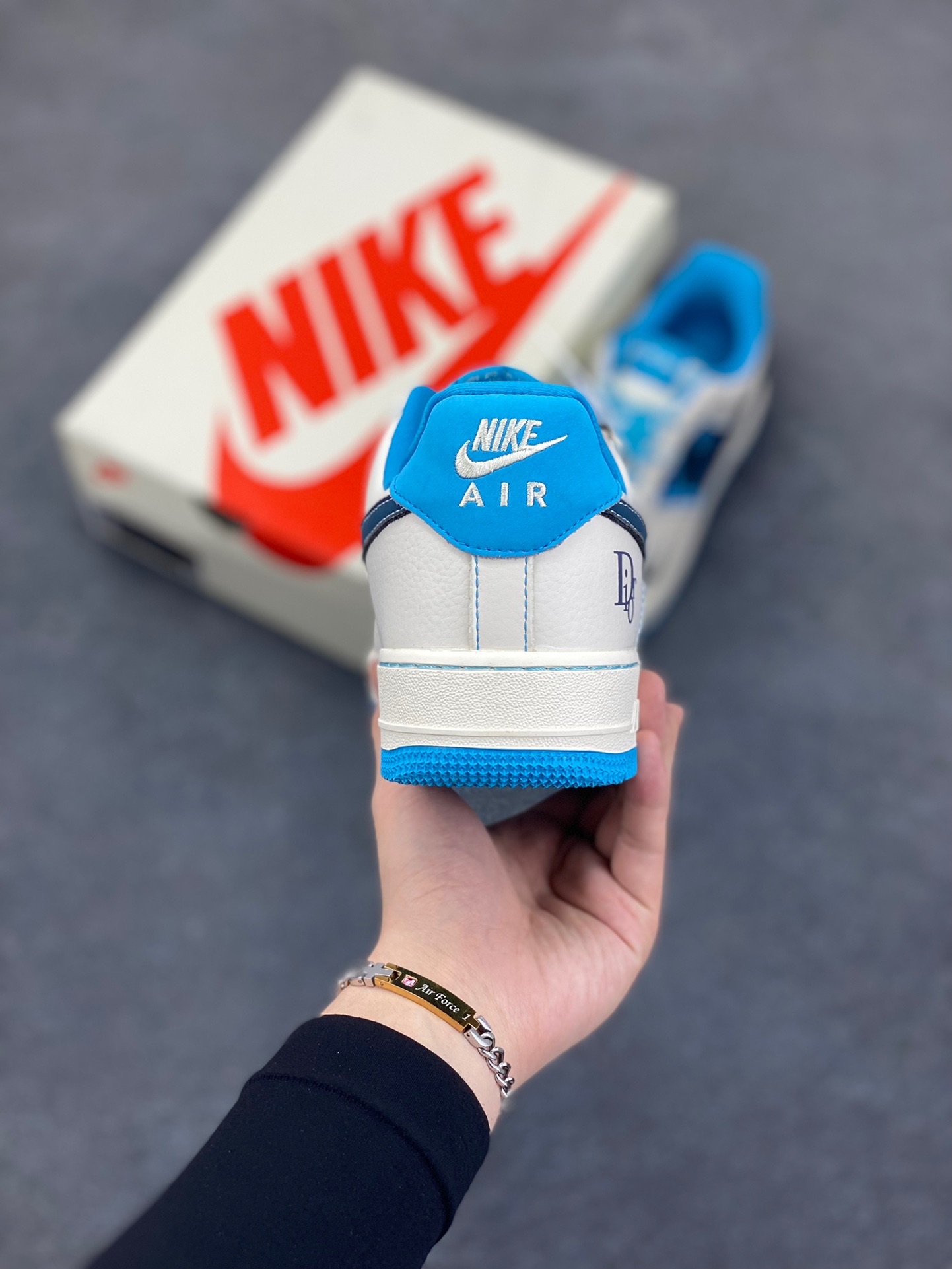 图片[4]-NIke Air Force 1 ‘07 Low “迪奥联名——石蕊蓝”空军一号 低帮 运动鞋 休闲鞋 折边针车 工艺难度大 原楦头原纸板 原装鞋盒 定制五金配件 内置全掌气垫 原厂鞋底 货号：KK1988-088 尺码：36 36.5 37.5 38 38.5 39 40 40.5 41 42 42.5 43 44 44.5 45-选品中心