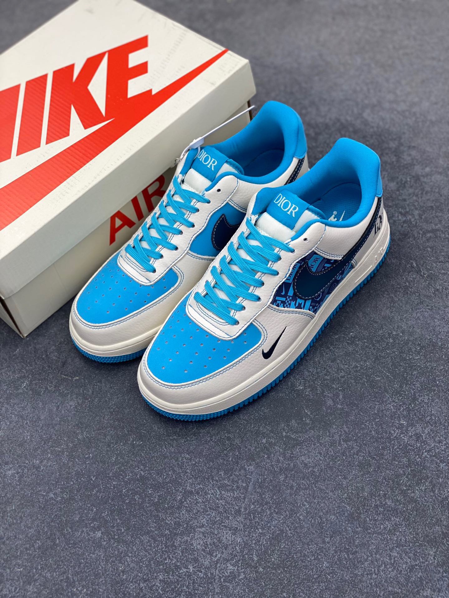 图片[8]-NIke Air Force 1 ‘07 Low “迪奥联名——石蕊蓝”空军一号 低帮 运动鞋 休闲鞋 折边针车 工艺难度大 原楦头原纸板 原装鞋盒 定制五金配件 内置全掌气垫 原厂鞋底 货号：KK1988-088 尺码：36 36.5 37.5 38 38.5 39 40 40.5 41 42 42.5 43 44 44.5 45-选品中心