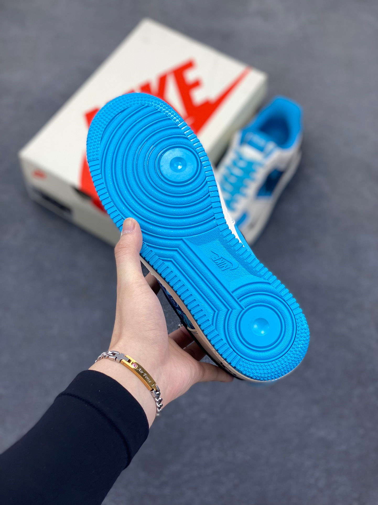 图片[5]-NIke Air Force 1 ‘07 Low “迪奥联名——石蕊蓝”空军一号 低帮 运动鞋 休闲鞋 折边针车 工艺难度大 原楦头原纸板 原装鞋盒 定制五金配件 内置全掌气垫 原厂鞋底 货号：KK1988-088 尺码：36 36.5 37.5 38 38.5 39 40 40.5 41 42 42.5 43 44 44.5 45-选品中心