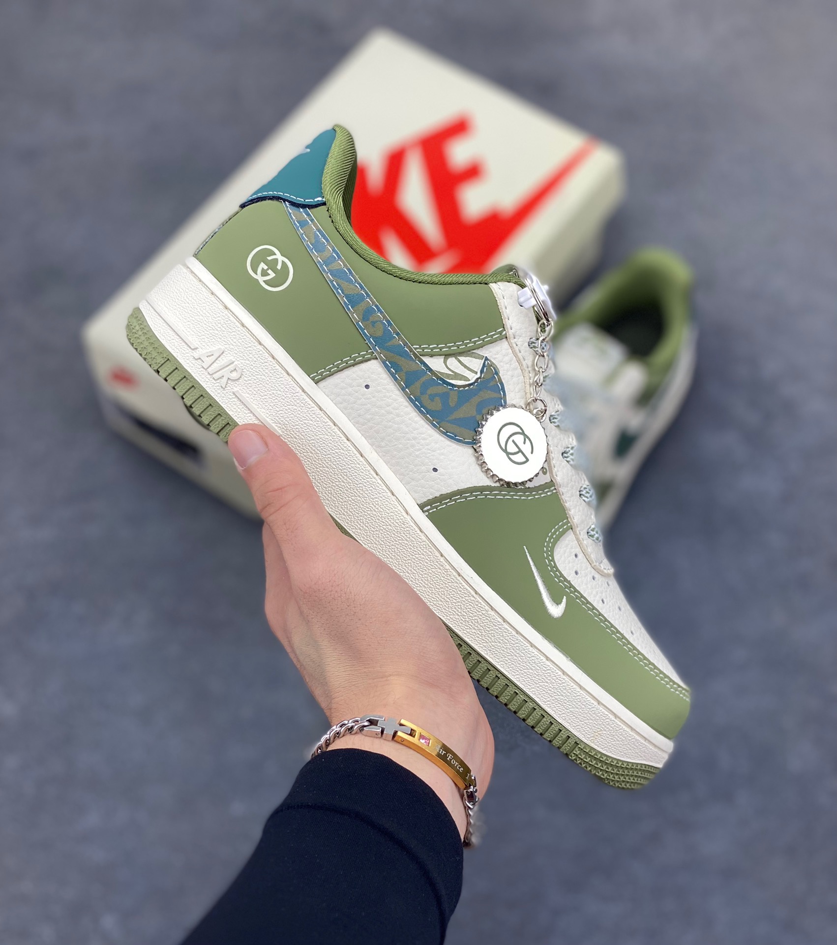 NIke Air Force 1 ‘07 Low “古驰联名——草绿”空军一号 低帮 运动鞋 休闲鞋 折边针车 工艺难度大 原楦头原纸板 原装鞋盒 定制五金配件 内置全掌气垫 原厂鞋底 货号：KK1988-094 尺码：36 36.5 37.5 38 38.5 39 40 40.5 41 42 42.5 43 44 44.5 45-选品中心