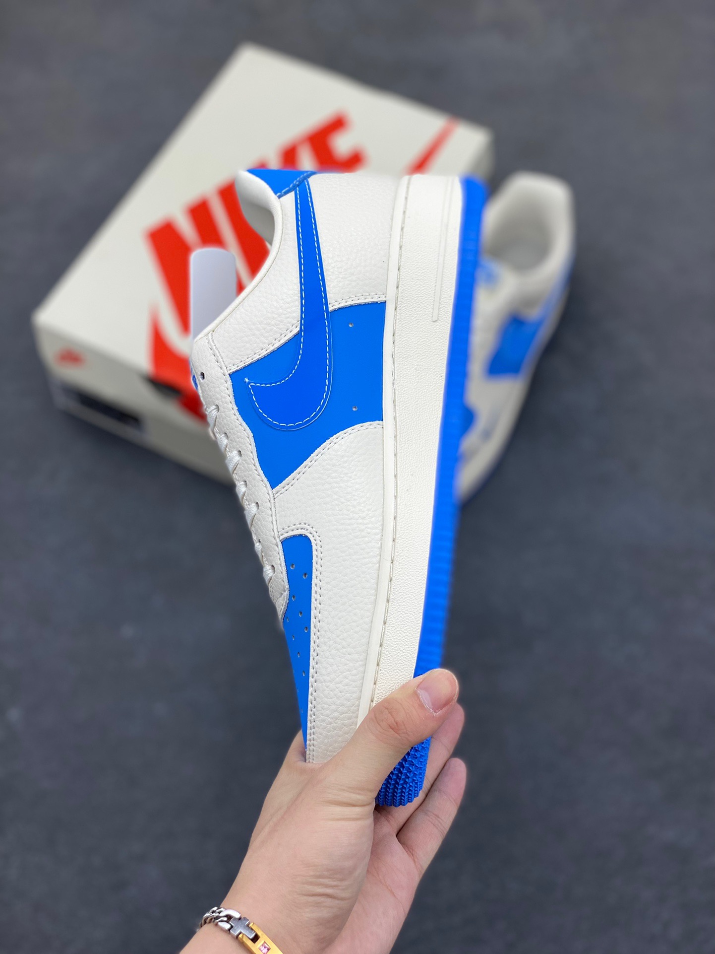 图片[3]-NIke Air Force 1 ‘07 Low “哆唻A梦”空军一号 低帮 运动鞋 休闲鞋 折边针车 工艺难度大 原楦头原纸板 原装鞋盒 定制五金配件 内置全掌气垫 原厂鞋底 货号：KK1988-089 尺码：36 36.5 37.5 38 38.5 39 40 40.5 41 42 42.5 43 44 44.5 45-选品中心