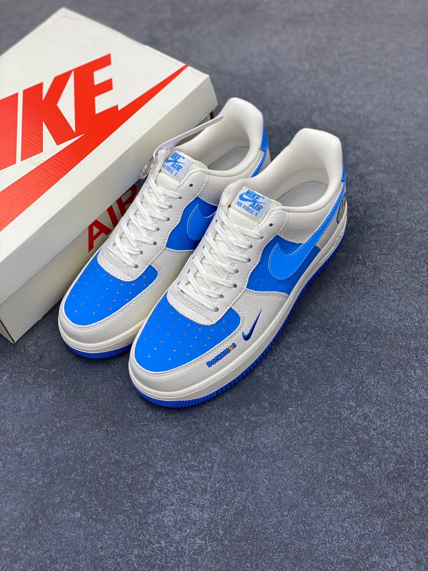图片[8]-NIke Air Force 1 ‘07 Low “哆唻A梦”空军一号 低帮 运动鞋 休闲鞋 折边针车 工艺难度大 原楦头原纸板 原装鞋盒 定制五金配件 内置全掌气垫 原厂鞋底 货号：KK1988-089 尺码：36 36.5 37.5 38 38.5 39 40 40.5 41 42 42.5 43 44 44.5 45-选品中心
