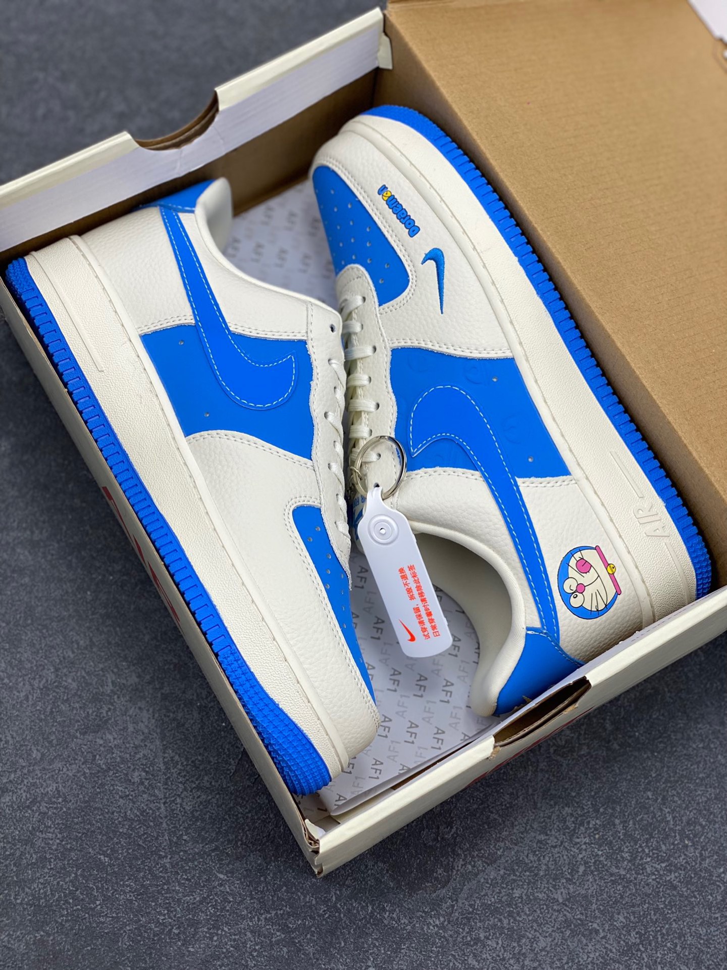 图片[9]-NIke Air Force 1 ‘07 Low “哆唻A梦”空军一号 低帮 运动鞋 休闲鞋 折边针车 工艺难度大 原楦头原纸板 原装鞋盒 定制五金配件 内置全掌气垫 原厂鞋底 货号：KK1988-089 尺码：36 36.5 37.5 38 38.5 39 40 40.5 41 42 42.5 43 44 44.5 45-选品中心