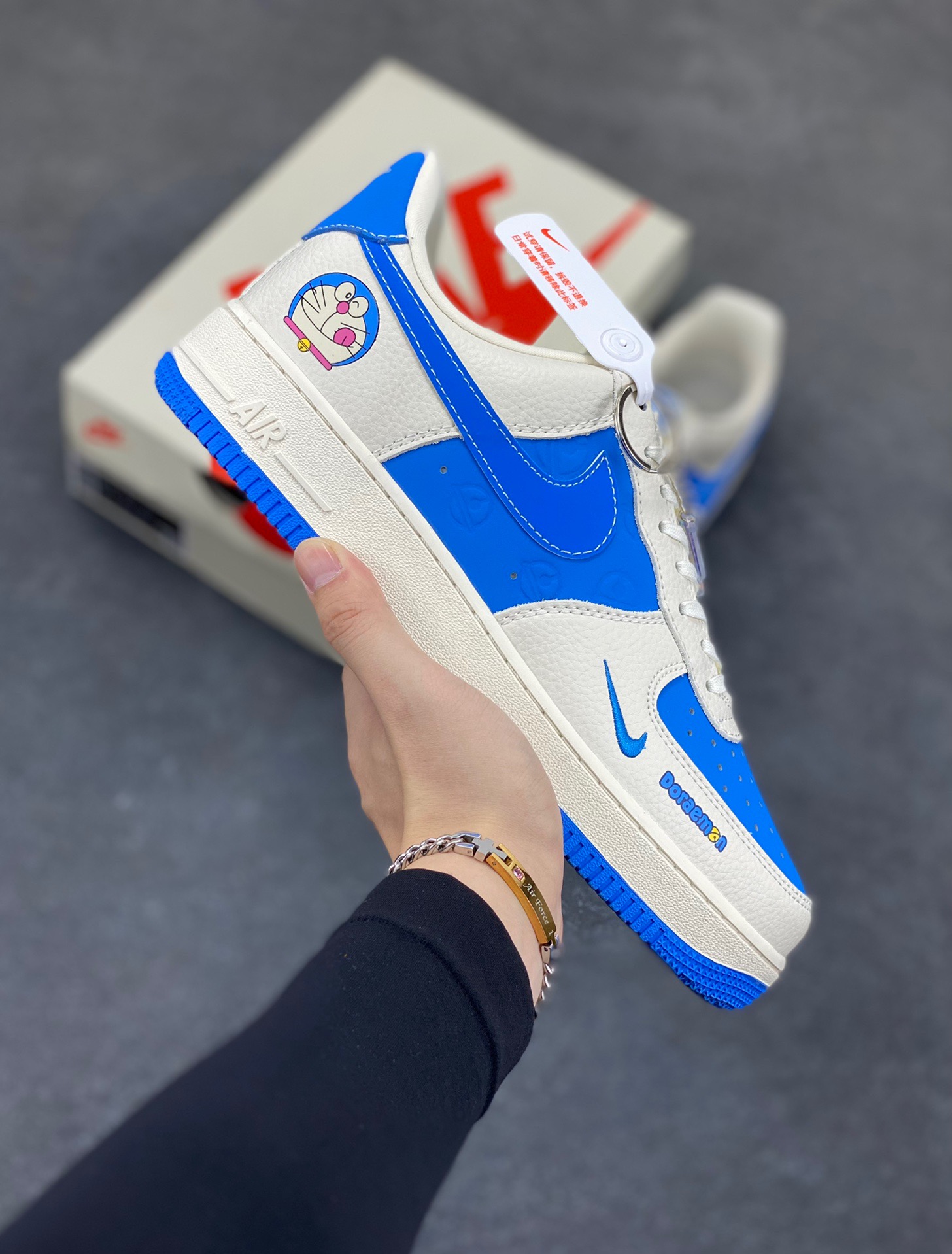 NIke Air Force 1 ‘07 Low “哆唻A梦”空军一号 低帮 运动鞋 休闲鞋 折边针车 工艺难度大 原楦头原纸板 原装鞋盒 定制五金配件 内置全掌气垫 原厂鞋底 货号：KK1988-089 尺码：36 36.5 37.5 38 38.5 39 40 40.5 41 42 42.5 43 44 44.5 45-选品中心