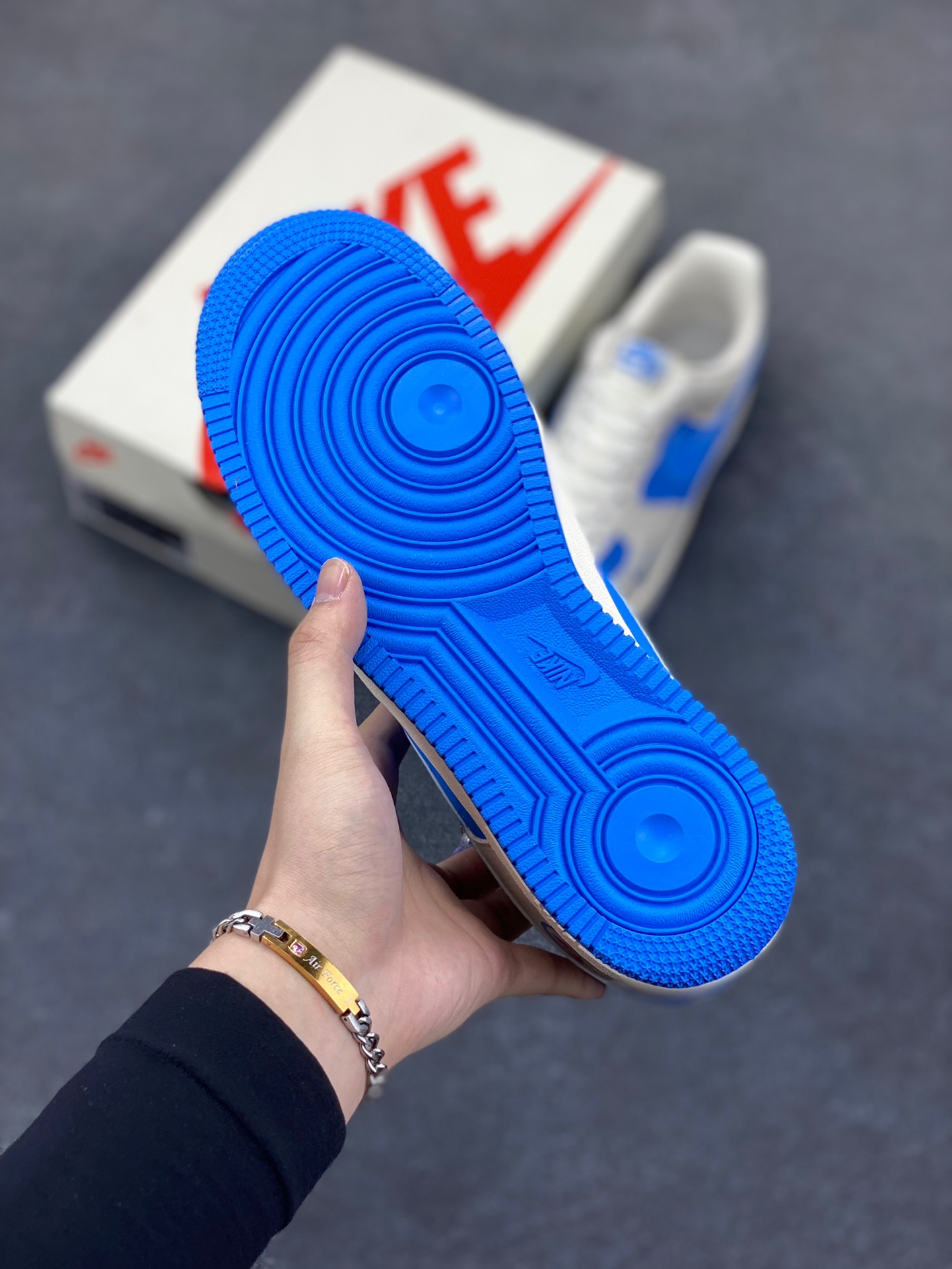 图片[5]-NIke Air Force 1 ‘07 Low “哆唻A梦”空军一号 低帮 运动鞋 休闲鞋 折边针车 工艺难度大 原楦头原纸板 原装鞋盒 定制五金配件 内置全掌气垫 原厂鞋底 货号：KK1988-089 尺码：36 36.5 37.5 38 38.5 39 40 40.5 41 42 42.5 43 44 44.5 45-选品中心