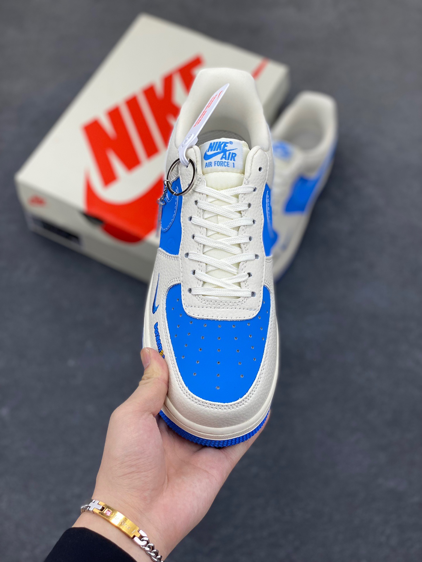 图片[2]-NIke Air Force 1 ‘07 Low “哆唻A梦”空军一号 低帮 运动鞋 休闲鞋 折边针车 工艺难度大 原楦头原纸板 原装鞋盒 定制五金配件 内置全掌气垫 原厂鞋底 货号：KK1988-089 尺码：36 36.5 37.5 38 38.5 39 40 40.5 41 42 42.5 43 44 44.5 45-选品中心