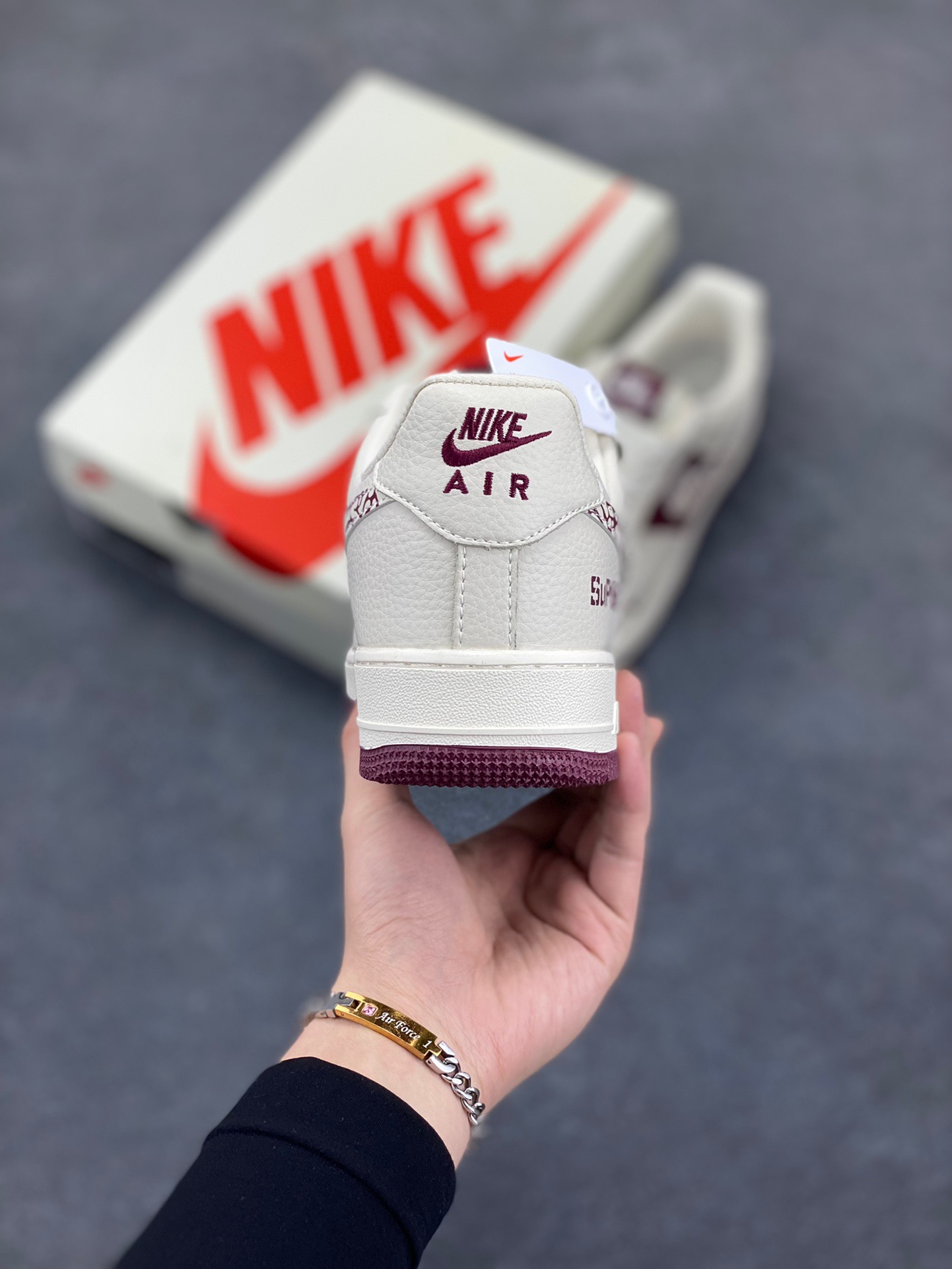 图片[4]-NIke Air Force 1 ‘07 Low “Supreme联名——米酒红”空军一号 低帮 运动鞋 休闲鞋 折边针车 工艺难度大 原楦头原纸板 原装鞋盒 定制五金配件 内置全掌气垫 原厂鞋底 货号：KK1988-070 尺码：36 36.5 37.5 38 38.5 39 40 40.5 41 42 42.5 43 44 44.5 45-选品中心
