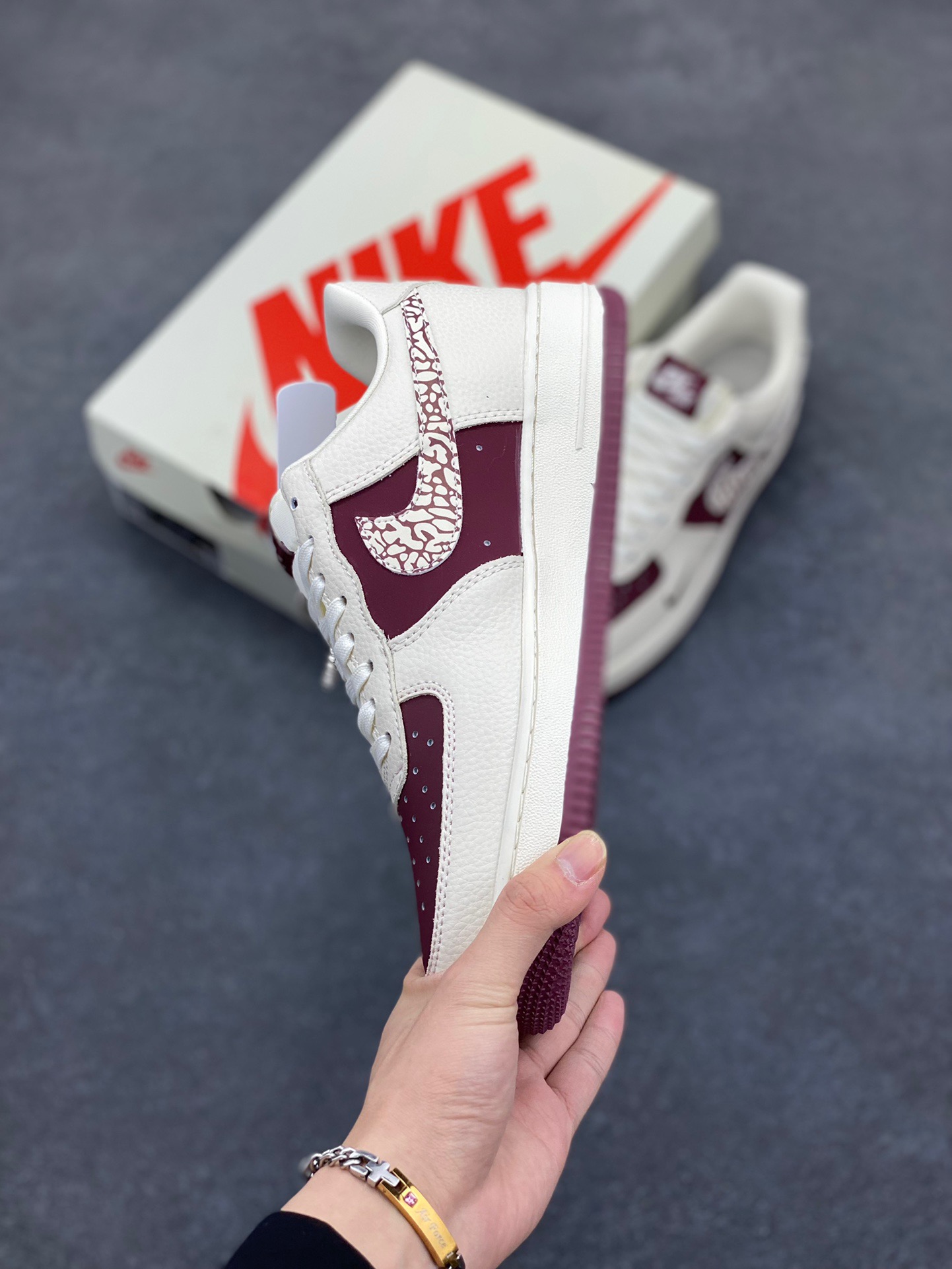 图片[3]-NIke Air Force 1 ‘07 Low “Supreme联名——米酒红”空军一号 低帮 运动鞋 休闲鞋 折边针车 工艺难度大 原楦头原纸板 原装鞋盒 定制五金配件 内置全掌气垫 原厂鞋底 货号：KK1988-070 尺码：36 36.5 37.5 38 38.5 39 40 40.5 41 42 42.5 43 44 44.5 45-选品中心