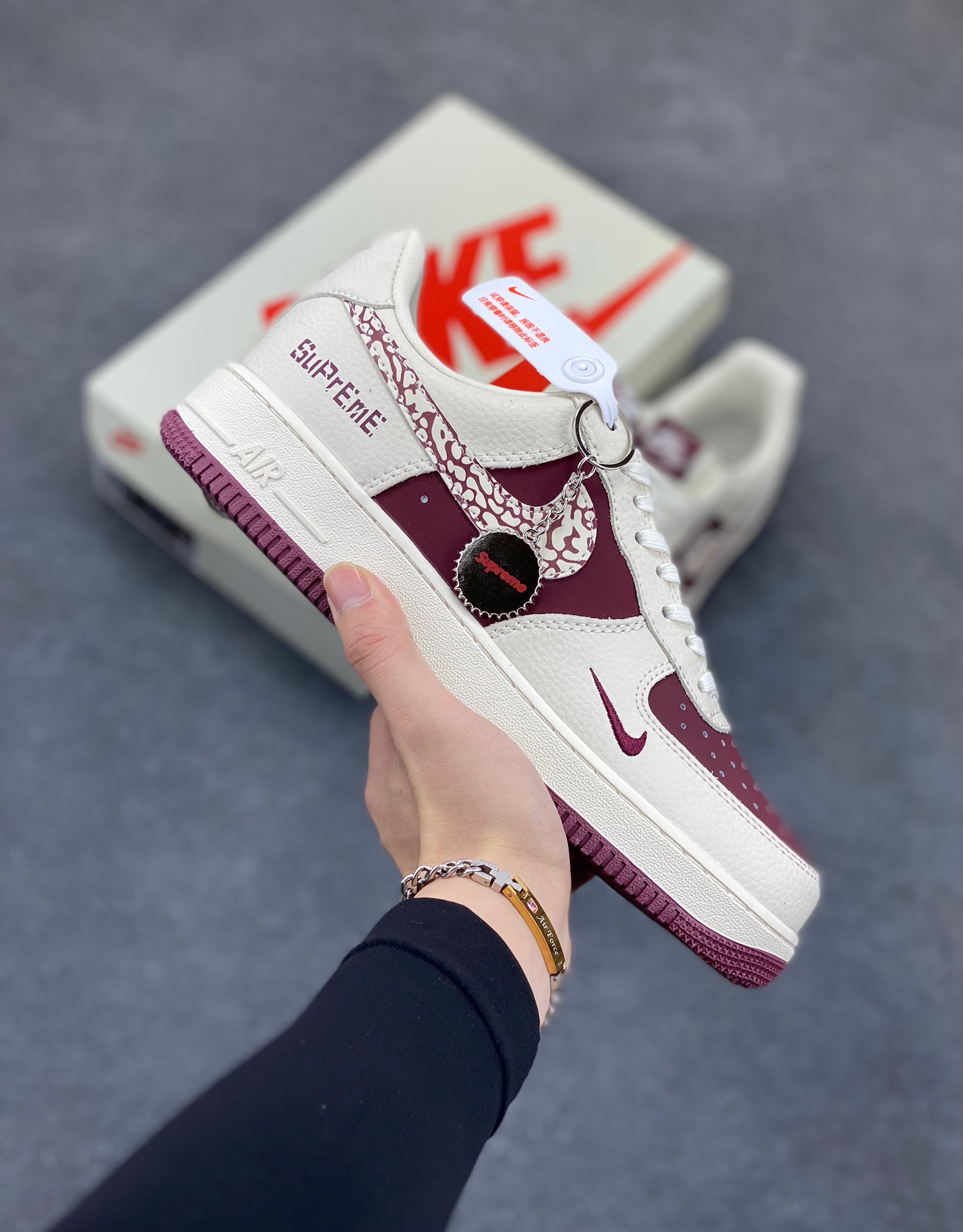 NIke Air Force 1 ‘07 Low “Supreme联名——米酒红”空军一号 低帮 运动鞋 休闲鞋 折边针车 工艺难度大 原楦头原纸板 原装鞋盒 定制五金配件 内置全掌气垫 原厂鞋底 货号：KK1988-070 尺码：36 36.5 37.5 38 38.5 39 40 40.5 41 42 42.5 43 44 44.5 45-选品中心