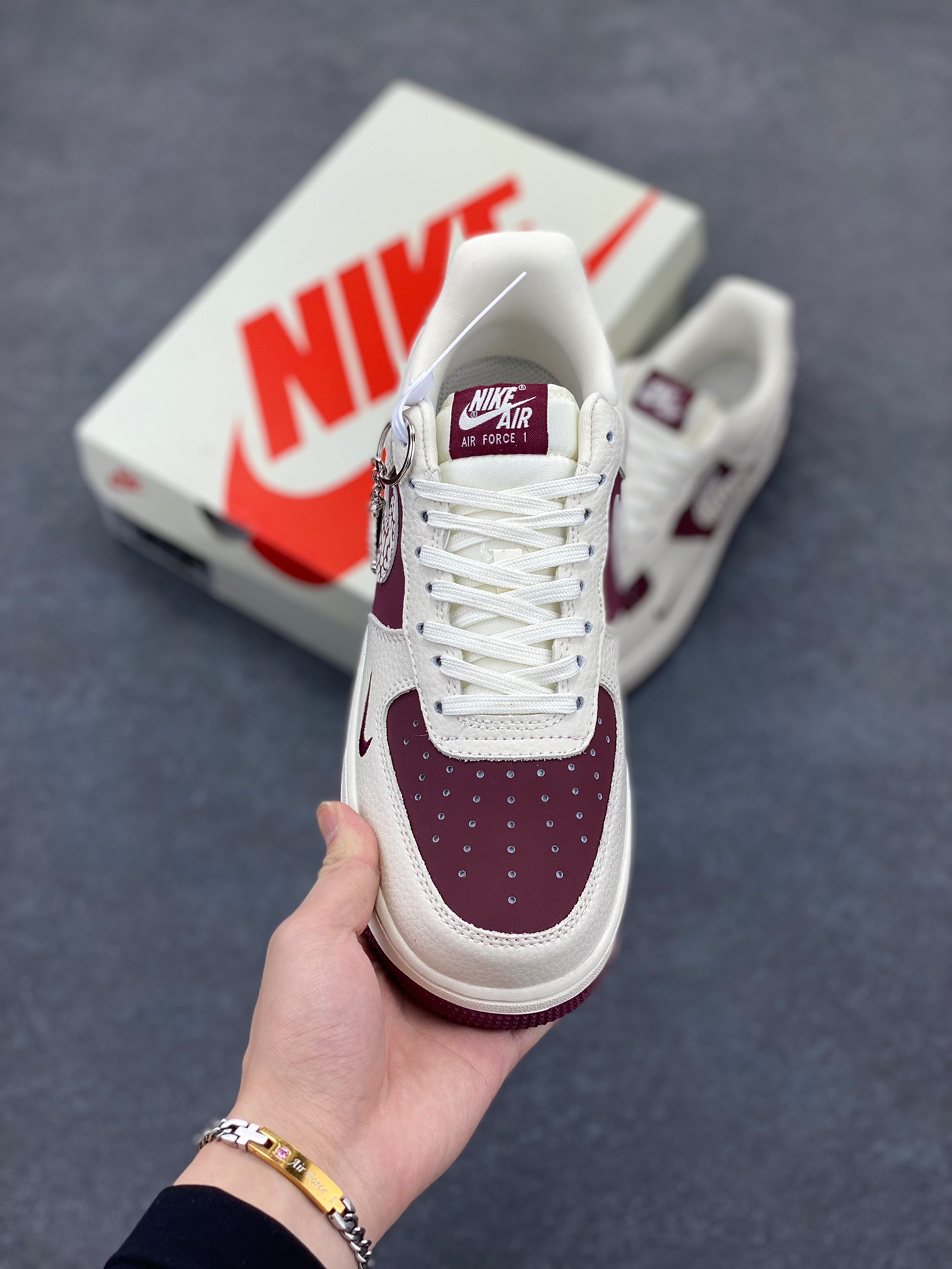 图片[2]-NIke Air Force 1 ‘07 Low “Supreme联名——米酒红”空军一号 低帮 运动鞋 休闲鞋 折边针车 工艺难度大 原楦头原纸板 原装鞋盒 定制五金配件 内置全掌气垫 原厂鞋底 货号：KK1988-070 尺码：36 36.5 37.5 38 38.5 39 40 40.5 41 42 42.5 43 44 44.5 45-选品中心