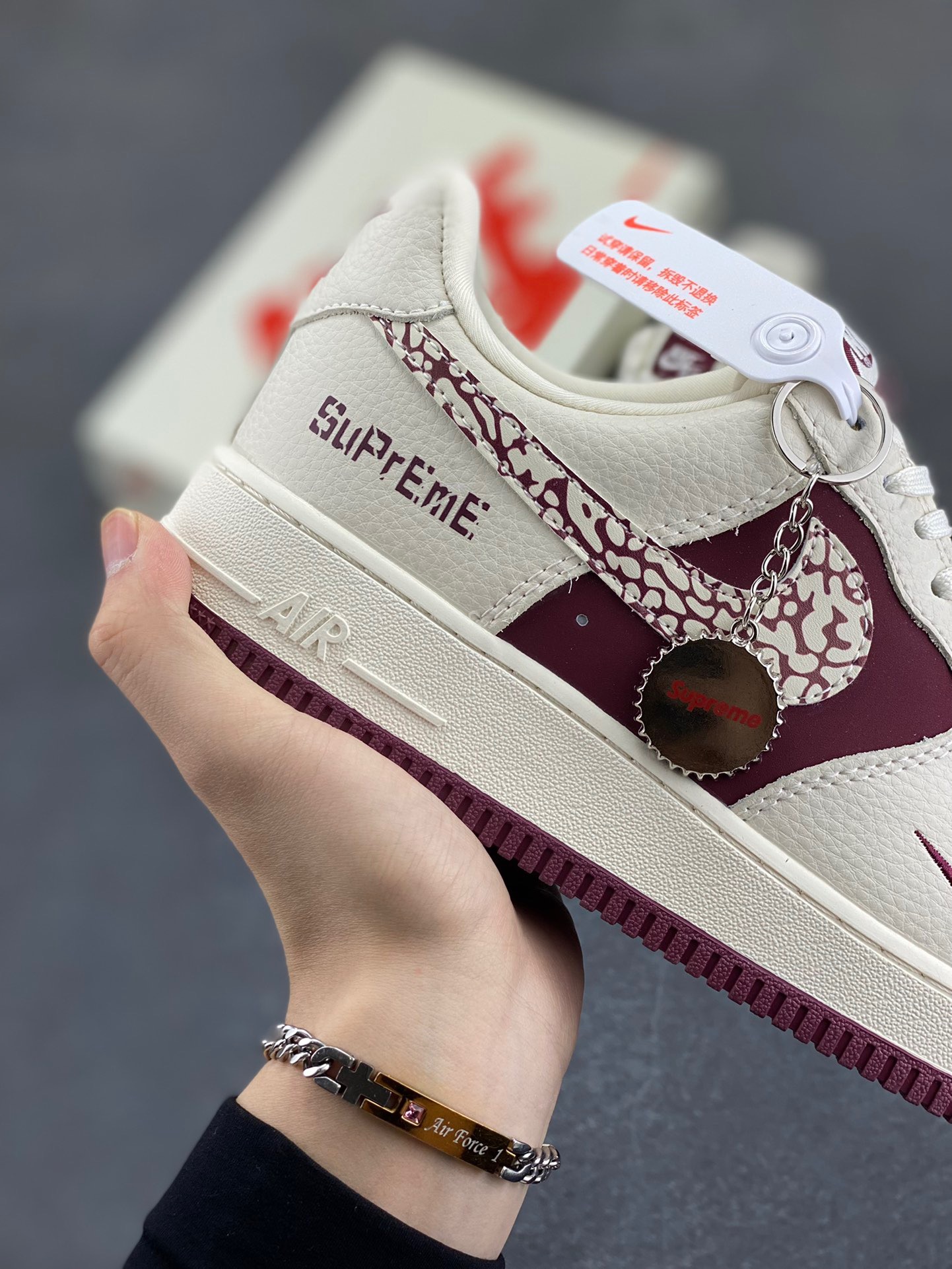 图片[6]-NIke Air Force 1 ‘07 Low “Supreme联名——米酒红”空军一号 低帮 运动鞋 休闲鞋 折边针车 工艺难度大 原楦头原纸板 原装鞋盒 定制五金配件 内置全掌气垫 原厂鞋底 货号：KK1988-070 尺码：36 36.5 37.5 38 38.5 39 40 40.5 41 42 42.5 43 44 44.5 45-选品中心