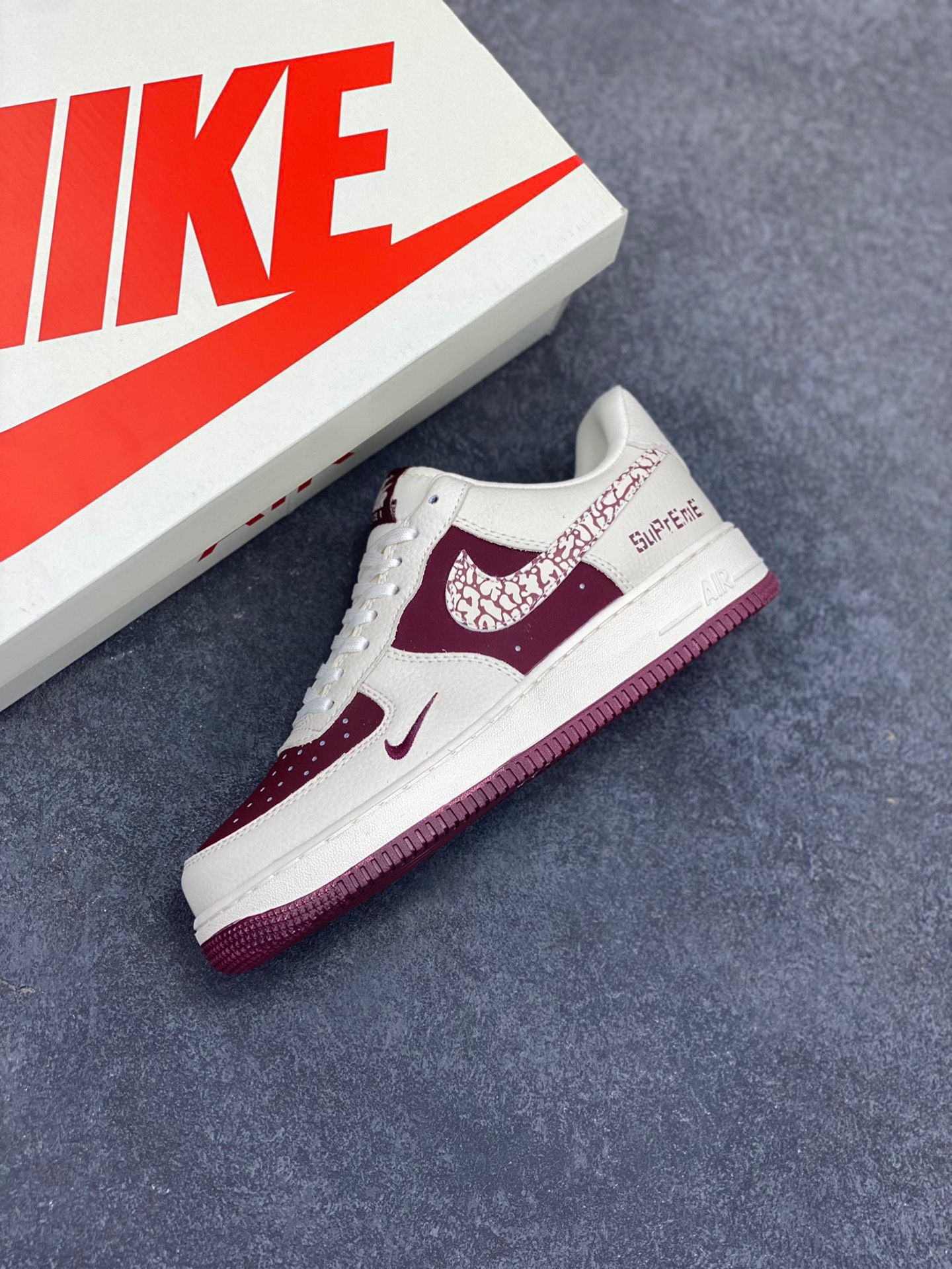 图片[7]-NIke Air Force 1 ‘07 Low “Supreme联名——米酒红”空军一号 低帮 运动鞋 休闲鞋 折边针车 工艺难度大 原楦头原纸板 原装鞋盒 定制五金配件 内置全掌气垫 原厂鞋底 货号：KK1988-070 尺码：36 36.5 37.5 38 38.5 39 40 40.5 41 42 42.5 43 44 44.5 45-选品中心