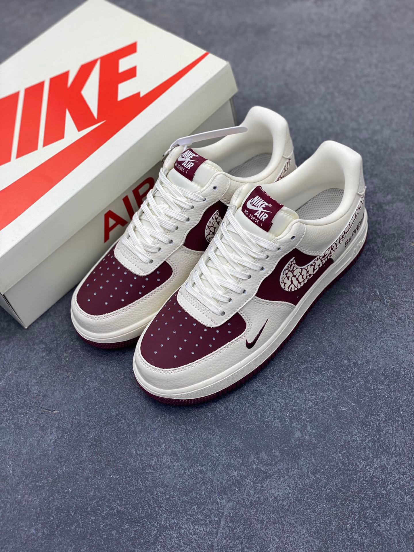图片[8]-NIke Air Force 1 ‘07 Low “Supreme联名——米酒红”空军一号 低帮 运动鞋 休闲鞋 折边针车 工艺难度大 原楦头原纸板 原装鞋盒 定制五金配件 内置全掌气垫 原厂鞋底 货号：KK1988-070 尺码：36 36.5 37.5 38 38.5 39 40 40.5 41 42 42.5 43 44 44.5 45-选品中心