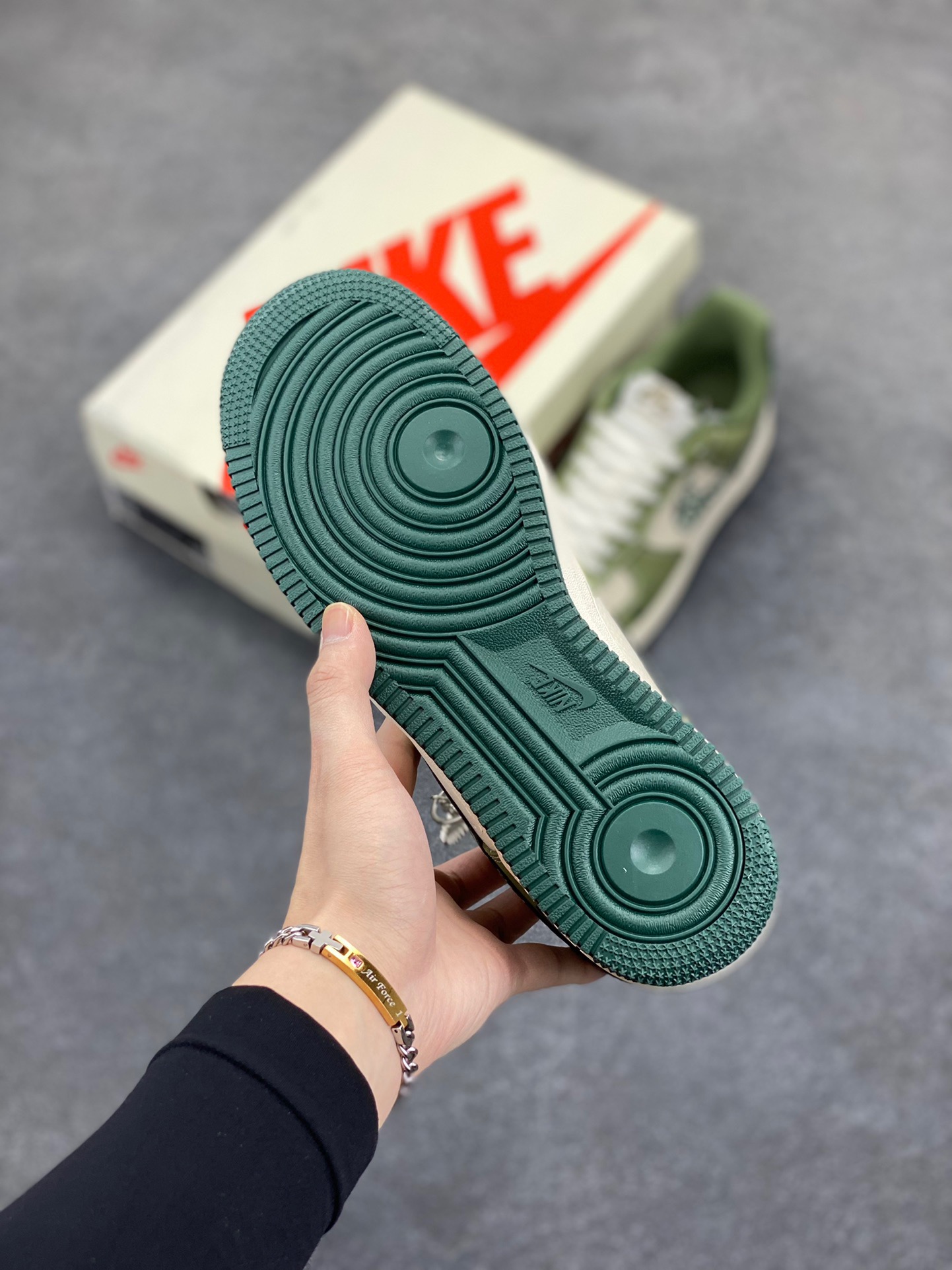 图片[5]-NIke Air Force 1 ‘07 Low “古驰联名——绿腰果花勾”空军一号 低帮 运动鞋 休闲鞋 折边针车 工艺难度大 原楦头原纸板 原装鞋盒 定制五金配件 内置全掌气垫 原厂鞋底 货号：KK1988-063 尺码：36 36.5 37.5 38 38.5 39 40 40.5 41 42 42.5 43 44 44.5 45-选品中心