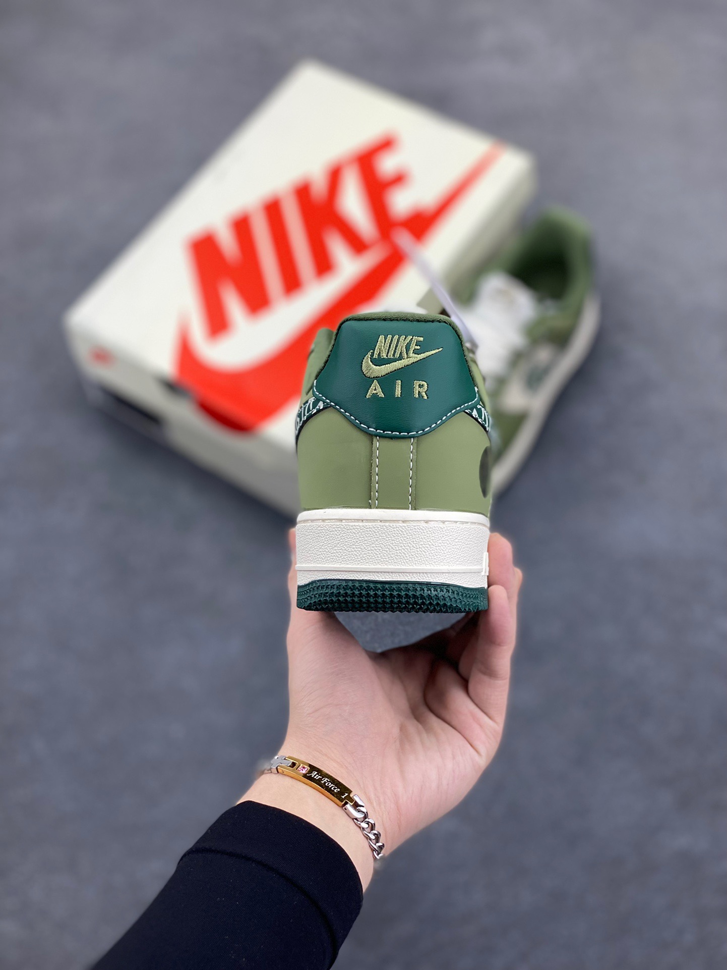 图片[4]-NIke Air Force 1 ‘07 Low “古驰联名——绿腰果花勾”空军一号 低帮 运动鞋 休闲鞋 折边针车 工艺难度大 原楦头原纸板 原装鞋盒 定制五金配件 内置全掌气垫 原厂鞋底 货号：KK1988-063 尺码：36 36.5 37.5 38 38.5 39 40 40.5 41 42 42.5 43 44 44.5 45-选品中心