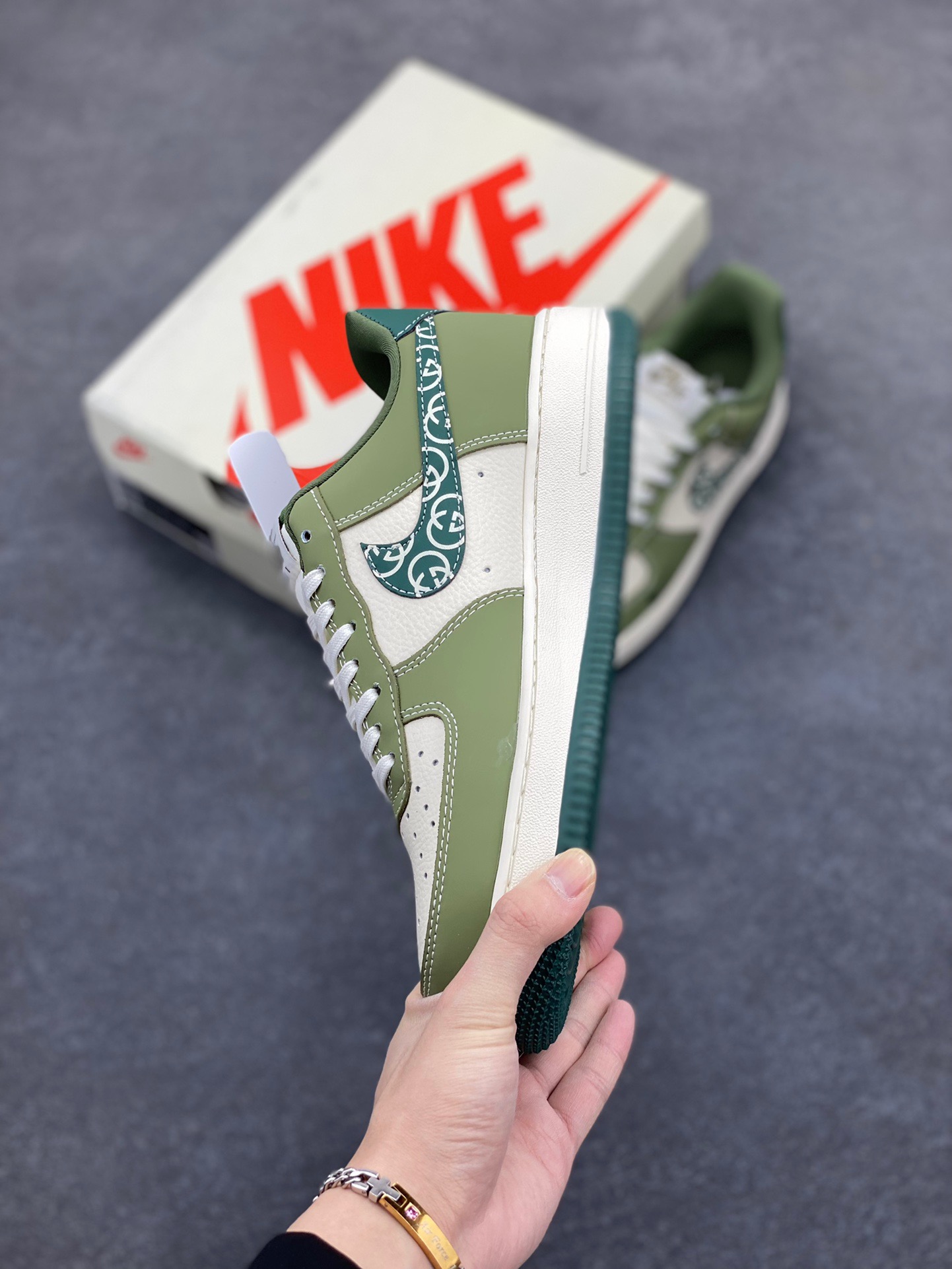 图片[3]-NIke Air Force 1 ‘07 Low “古驰联名——绿腰果花勾”空军一号 低帮 运动鞋 休闲鞋 折边针车 工艺难度大 原楦头原纸板 原装鞋盒 定制五金配件 内置全掌气垫 原厂鞋底 货号：KK1988-063 尺码：36 36.5 37.5 38 38.5 39 40 40.5 41 42 42.5 43 44 44.5 45-选品中心