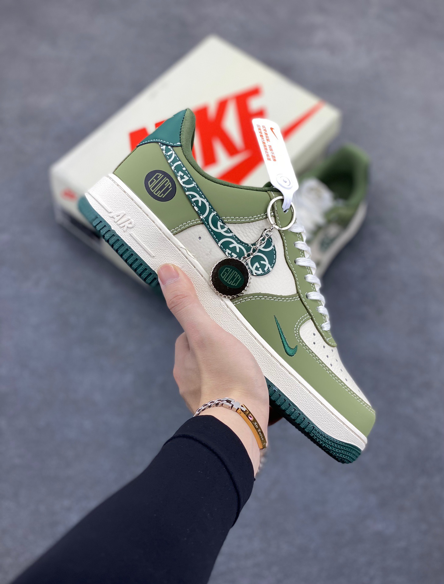 NIke Air Force 1 ‘07 Low “古驰联名——绿腰果花勾”空军一号 低帮 运动鞋 休闲鞋 折边针车 工艺难度大 原楦头原纸板 原装鞋盒 定制五金配件 内置全掌气垫 原厂鞋底 货号：KK1988-063 尺码：36 36.5 37.5 38 38.5 39 40 40.5 41 42 42.5 43 44 44.5 45-选品中心