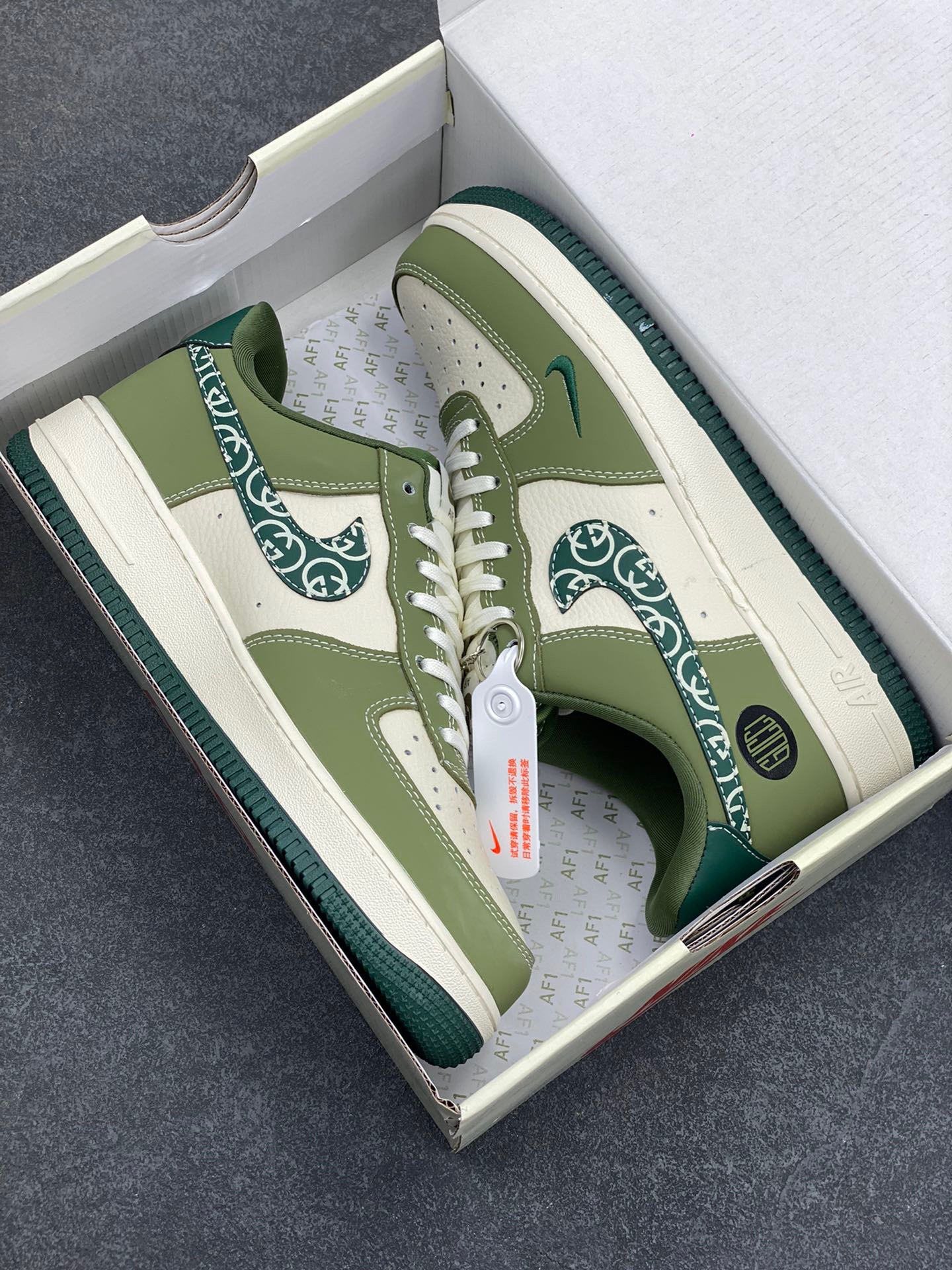 图片[9]-NIke Air Force 1 ‘07 Low “古驰联名——绿腰果花勾”空军一号 低帮 运动鞋 休闲鞋 折边针车 工艺难度大 原楦头原纸板 原装鞋盒 定制五金配件 内置全掌气垫 原厂鞋底 货号：KK1988-063 尺码：36 36.5 37.5 38 38.5 39 40 40.5 41 42 42.5 43 44 44.5 45-选品中心