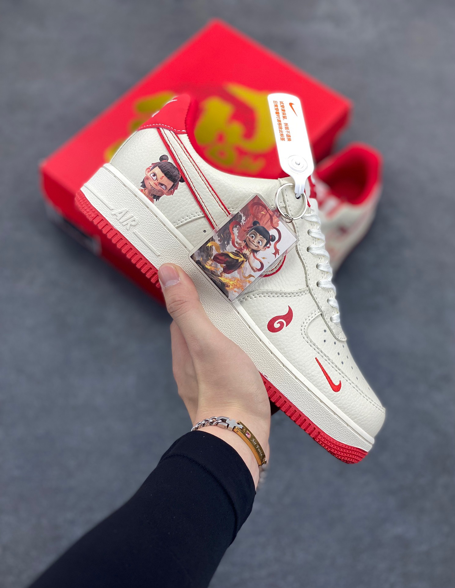 NIke Air Force 1 ‘07 Low “哪吒联名——魔丸”空军一号 低帮 运动鞋 休闲鞋 折边针车 工艺难度大 原楦头原纸板 原装鞋盒 定制五金配件 内置全掌气垫 原厂鞋底 货号：KK1988-059 尺码：36 36.5 37.5 38 38.5 39 40 40.5 41 42 42.5 43 44 44.5 45-选品中心