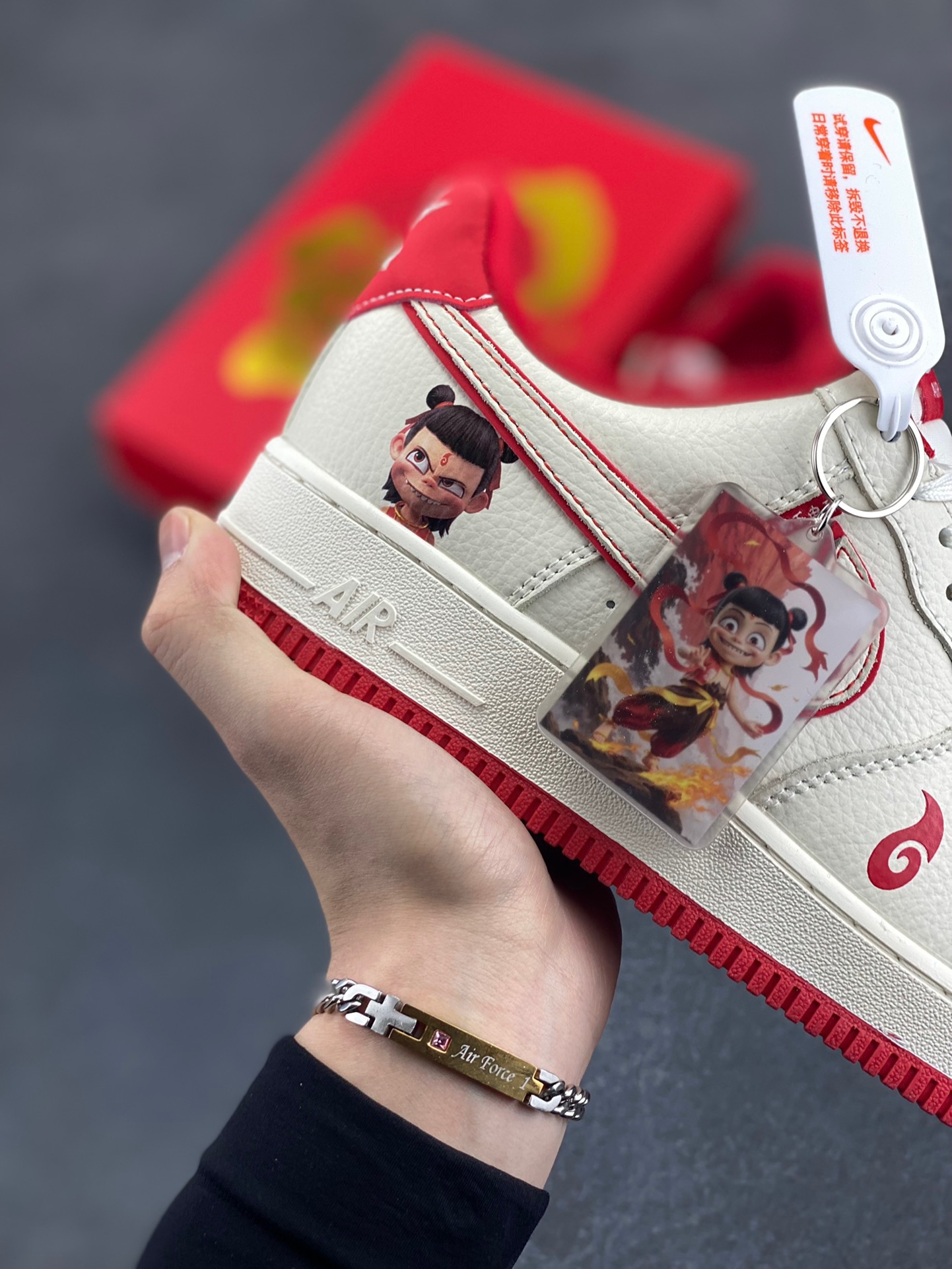 图片[6]-NIke Air Force 1 ‘07 Low “哪吒联名——魔丸”空军一号 低帮 运动鞋 休闲鞋 折边针车 工艺难度大 原楦头原纸板 原装鞋盒 定制五金配件 内置全掌气垫 原厂鞋底 货号：KK1988-059 尺码：36 36.5 37.5 38 38.5 39 40 40.5 41 42 42.5 43 44 44.5 45-选品中心