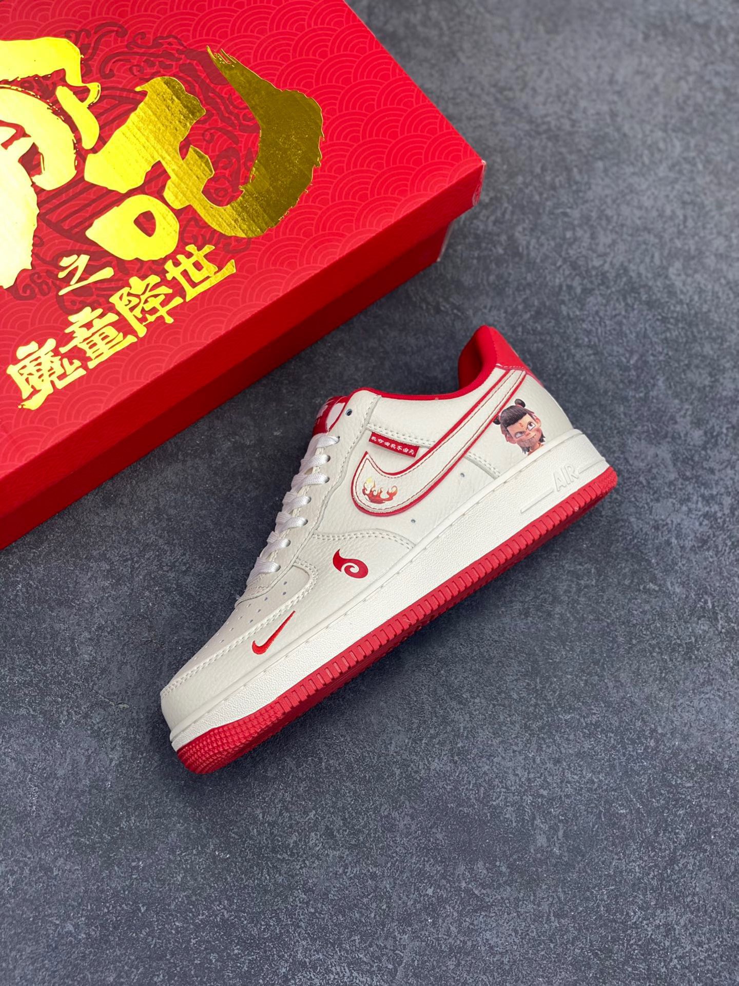 图片[7]-NIke Air Force 1 ‘07 Low “哪吒联名——魔丸”空军一号 低帮 运动鞋 休闲鞋 折边针车 工艺难度大 原楦头原纸板 原装鞋盒 定制五金配件 内置全掌气垫 原厂鞋底 货号：KK1988-059 尺码：36 36.5 37.5 38 38.5 39 40 40.5 41 42 42.5 43 44 44.5 45-选品中心