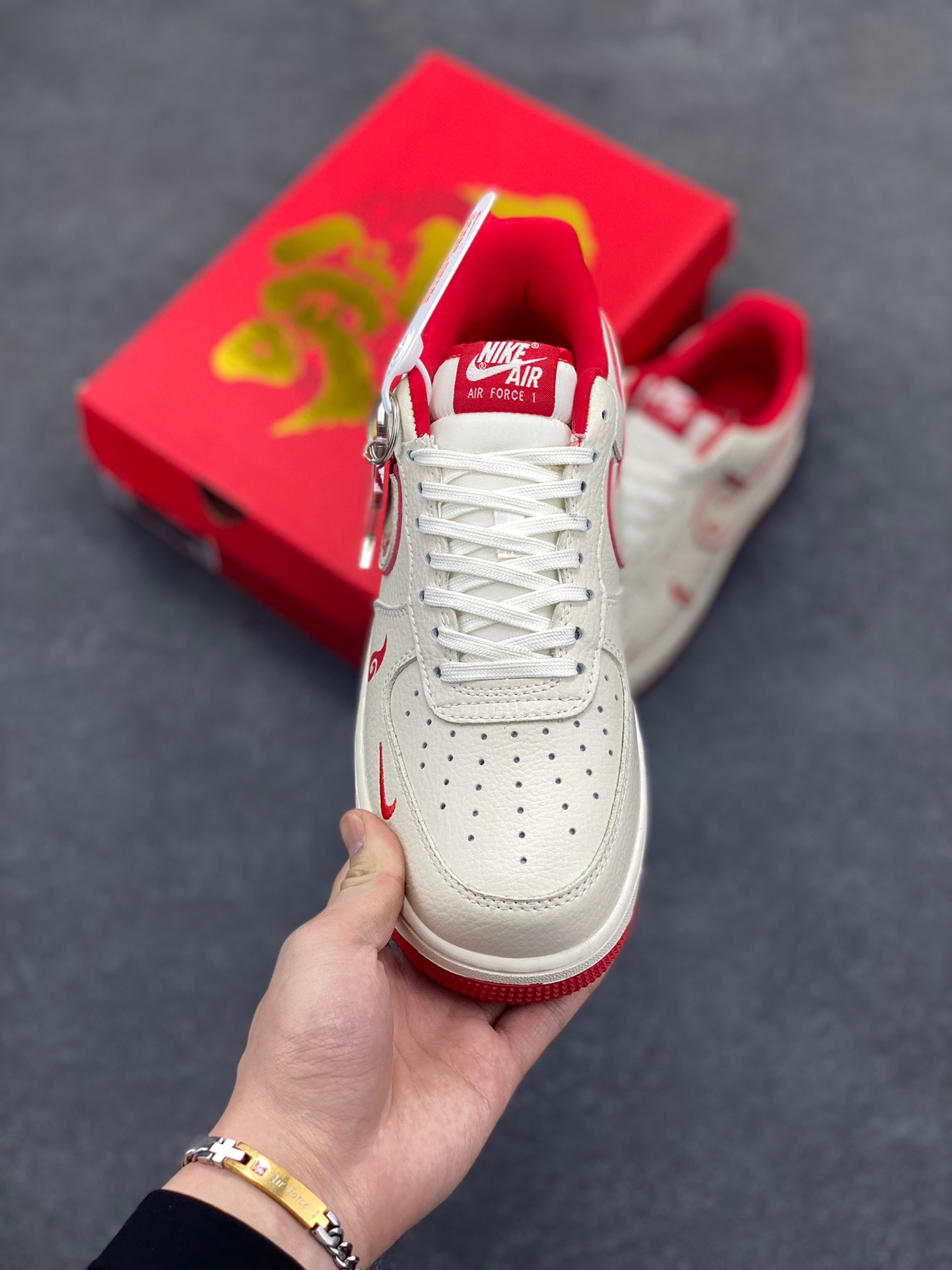 图片[2]-NIke Air Force 1 ‘07 Low “哪吒联名——魔丸”空军一号 低帮 运动鞋 休闲鞋 折边针车 工艺难度大 原楦头原纸板 原装鞋盒 定制五金配件 内置全掌气垫 原厂鞋底 货号：KK1988-059 尺码：36 36.5 37.5 38 38.5 39 40 40.5 41 42 42.5 43 44 44.5 45-选品中心