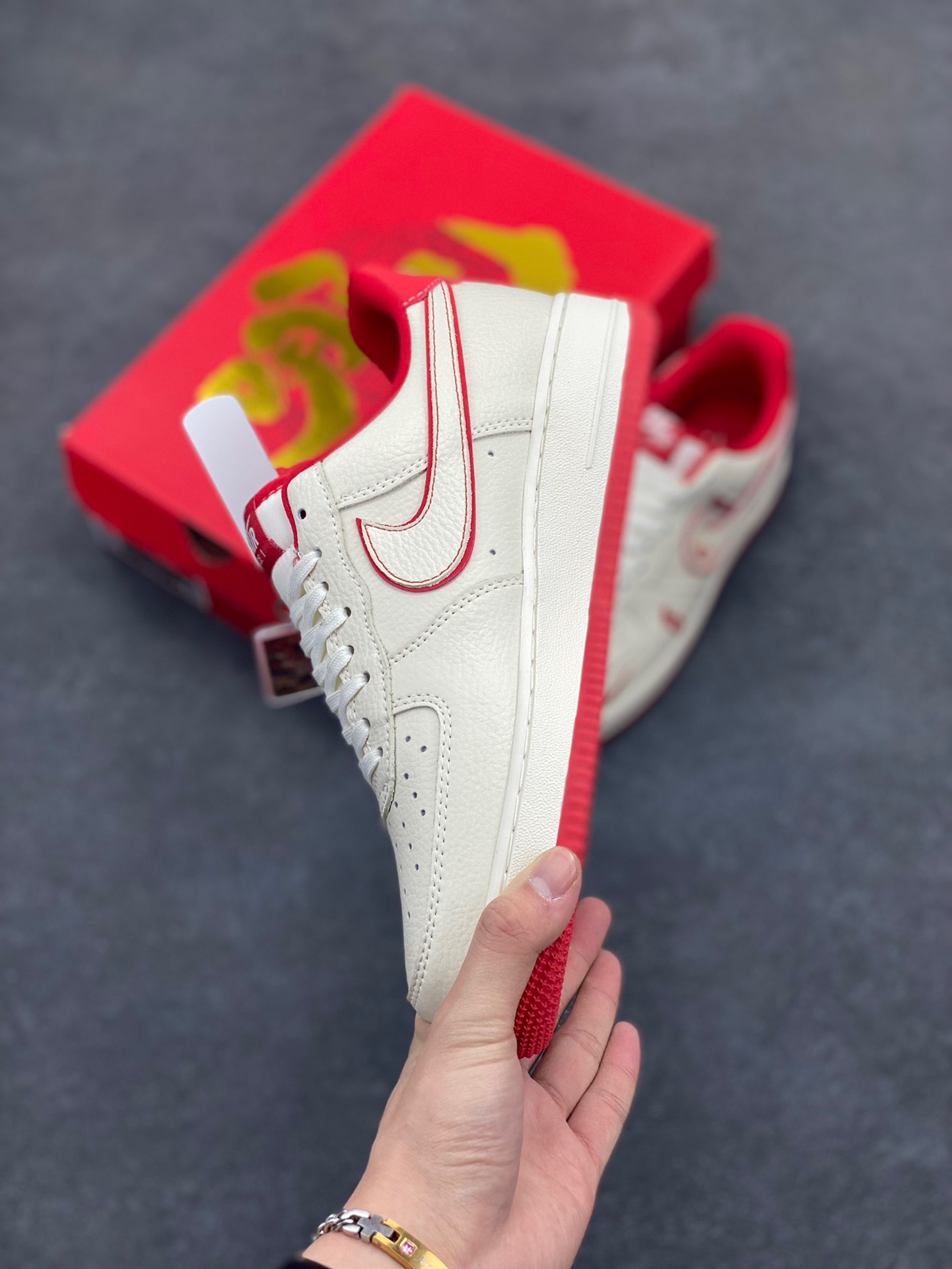 图片[3]-NIke Air Force 1 ‘07 Low “哪吒联名——魔丸”空军一号 低帮 运动鞋 休闲鞋 折边针车 工艺难度大 原楦头原纸板 原装鞋盒 定制五金配件 内置全掌气垫 原厂鞋底 货号：KK1988-059 尺码：36 36.5 37.5 38 38.5 39 40 40.5 41 42 42.5 43 44 44.5 45-选品中心