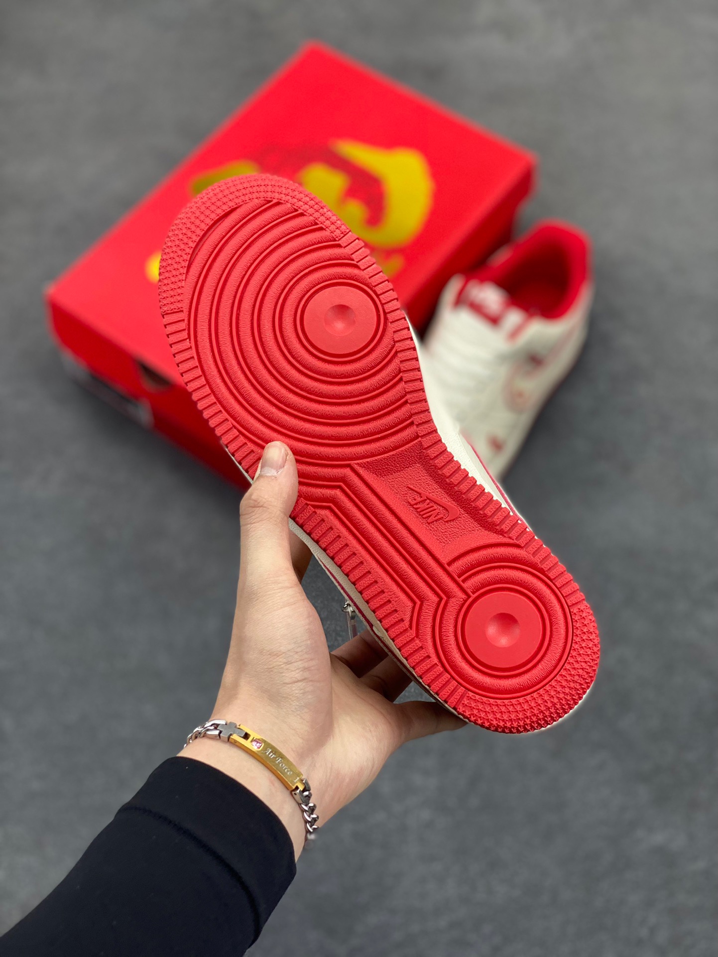图片[5]-NIke Air Force 1 ‘07 Low “哪吒联名——魔丸”空军一号 低帮 运动鞋 休闲鞋 折边针车 工艺难度大 原楦头原纸板 原装鞋盒 定制五金配件 内置全掌气垫 原厂鞋底 货号：KK1988-059 尺码：36 36.5 37.5 38 38.5 39 40 40.5 41 42 42.5 43 44 44.5 45-选品中心