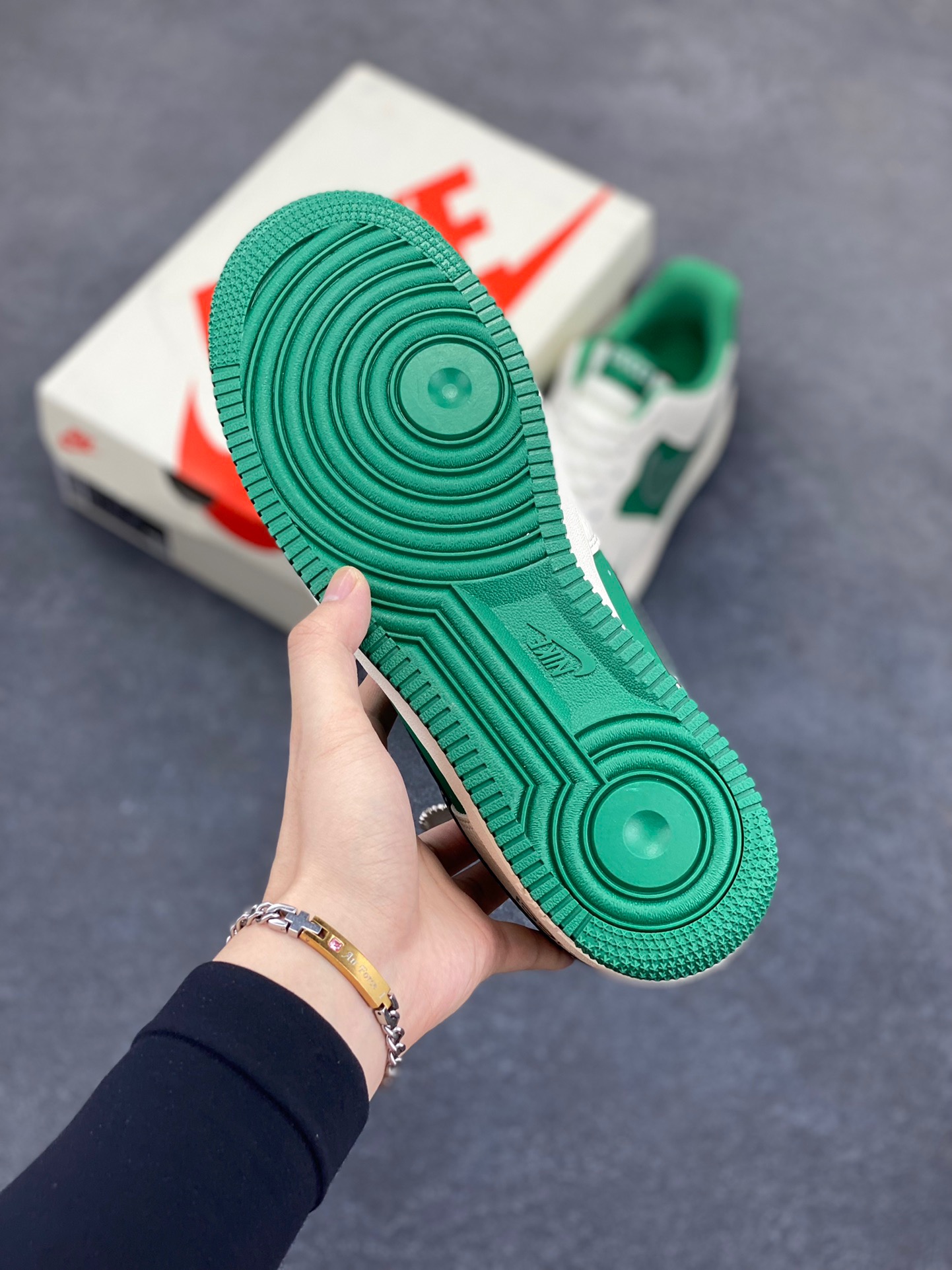 图片[5]-NIke Air Force 1 ‘07 Low “古驰联名——米绿底”空军一号 低帮 运动鞋 休闲鞋 折边针车 工艺难度大 原楦头原纸板 原装鞋盒 定制五金配件 内置全掌气垫 原厂鞋底 货号：KK1988-083 尺码：36 36.5 37.5 38 38.5 39 40 40.5 41 42 42.5 43 44 44.5 45-选品中心