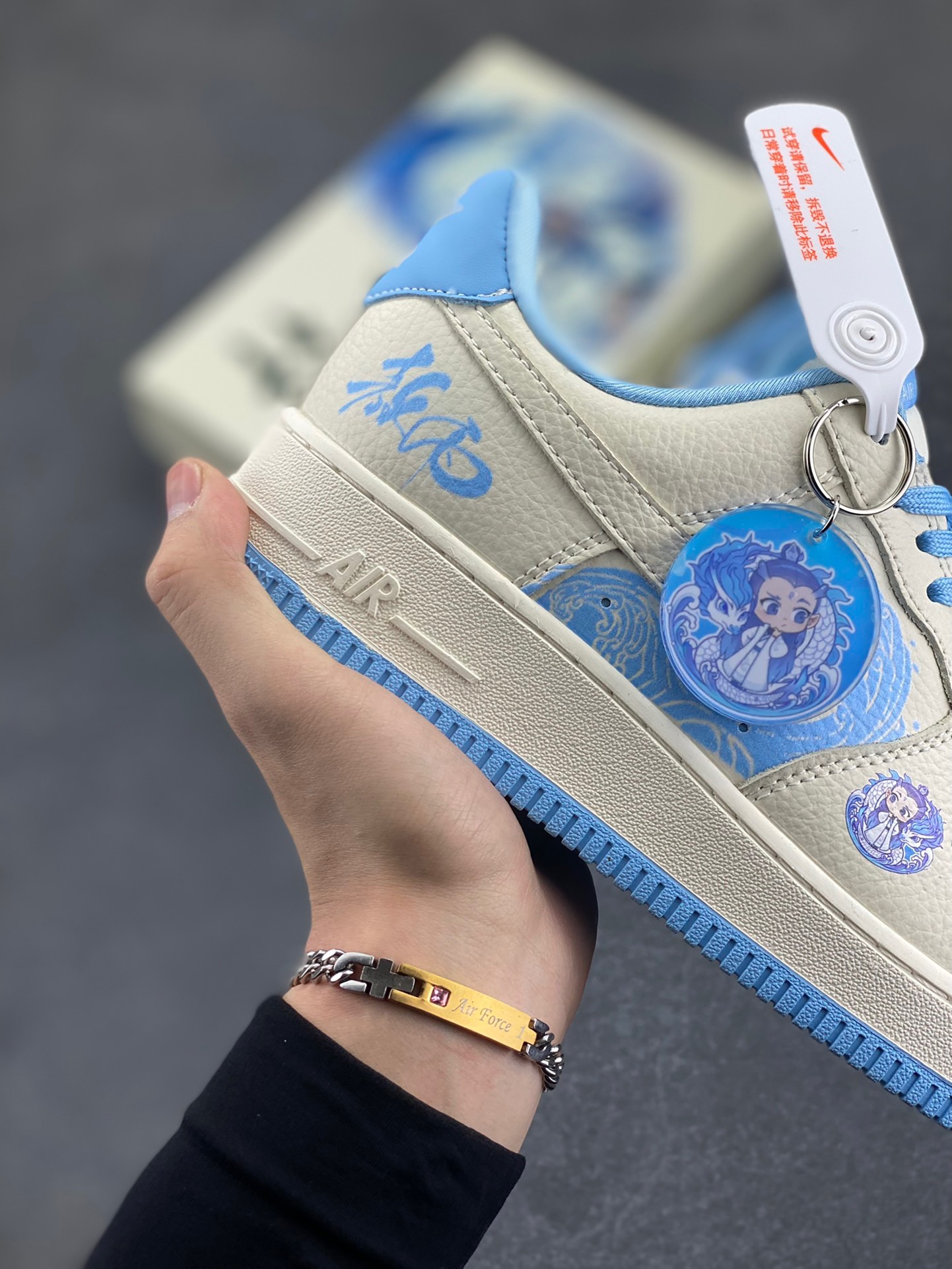 图片[6]-NIke Air Force 1 ‘07 Low “哪吒联名——灵珠”空军一号 低帮 运动鞋 休闲鞋 折边针车 工艺难度大 原楦头原纸板 原装鞋盒 定制五金配件 内置全掌气垫 原厂鞋底 货号：KK1988-060 尺码：36 36.5 37.5 38 38.5 39 40 40.5 41 42 42.5 43 44 44.5 45-选品中心