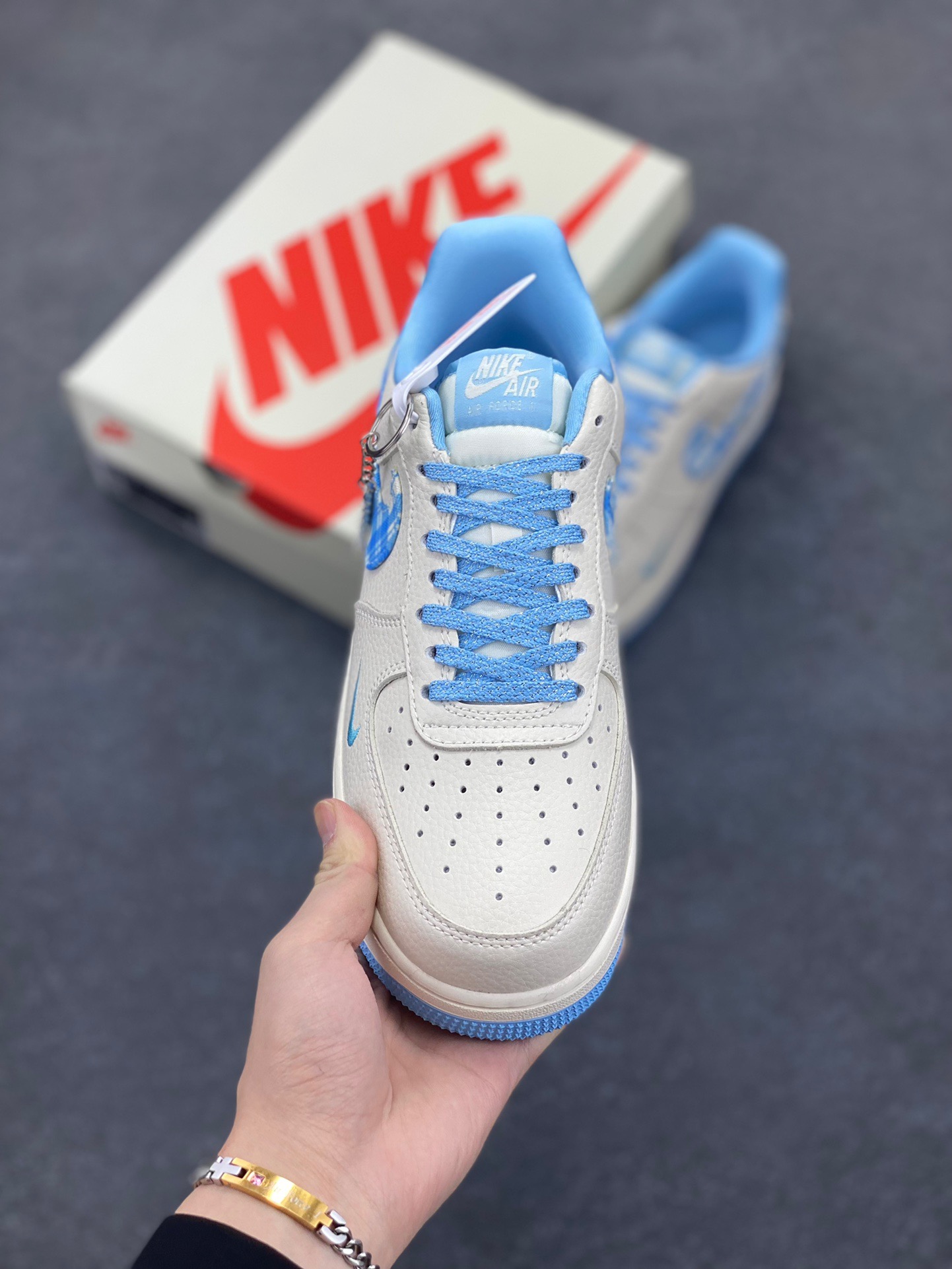 图片[2]-NIke Air Force 1 ‘07 Low “迪奥联名——米蓝方格”空军一号 低帮 运动鞋 休闲鞋 折边针车 工艺难度大 原楦头原纸板 原装鞋盒 定制五金配件 内置全掌气垫 原厂鞋底 货号：KK1988-072 尺码：36 36.5 37.5 38 38.5 39 40 40.5 41 42 42.5 43 44 44.5 45-选品中心